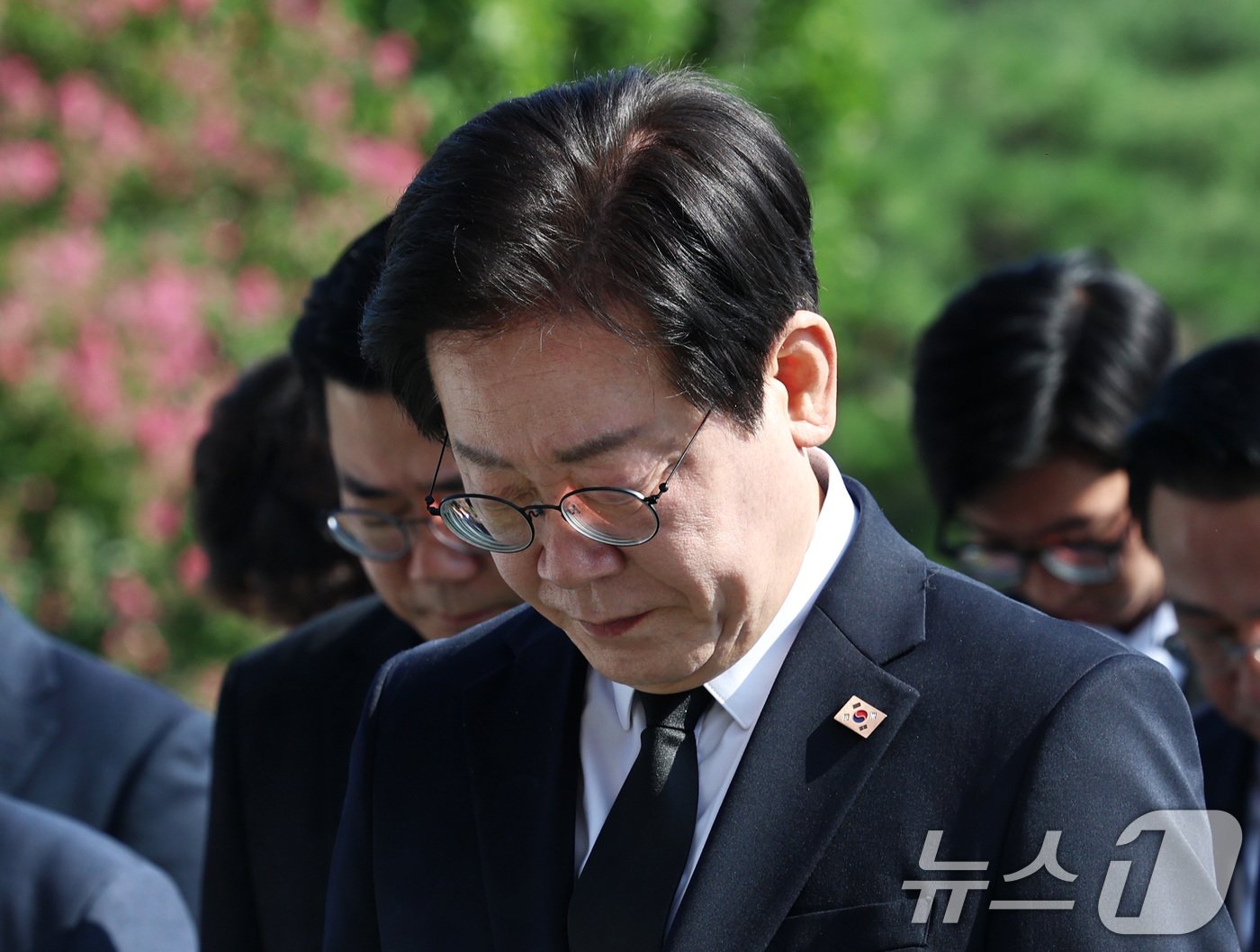 본문 이미지 - 이재명 더불어민주당 대표가 19일 오전 민주당 새 지도부와 함께 서울 동작구 국립서울현충원을 찾아 현충탑에 참배하고 있다. 2024.8.19/뉴스1 ⓒ News1 구윤성 기자