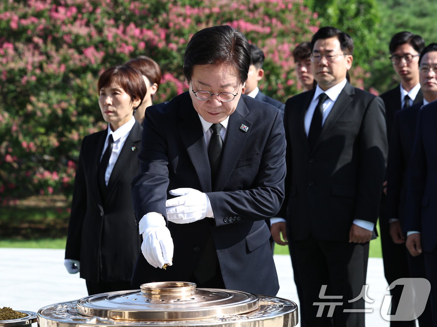 이재명 더불어민주당 대표가 19일 오전 민주당 새 지도부와 함께 서울 동작구 국립서울현충원을 찾아 현충탑에 분향하고 있다. 2024.8.19/뉴스1 ⓒ News1 구윤성 기자