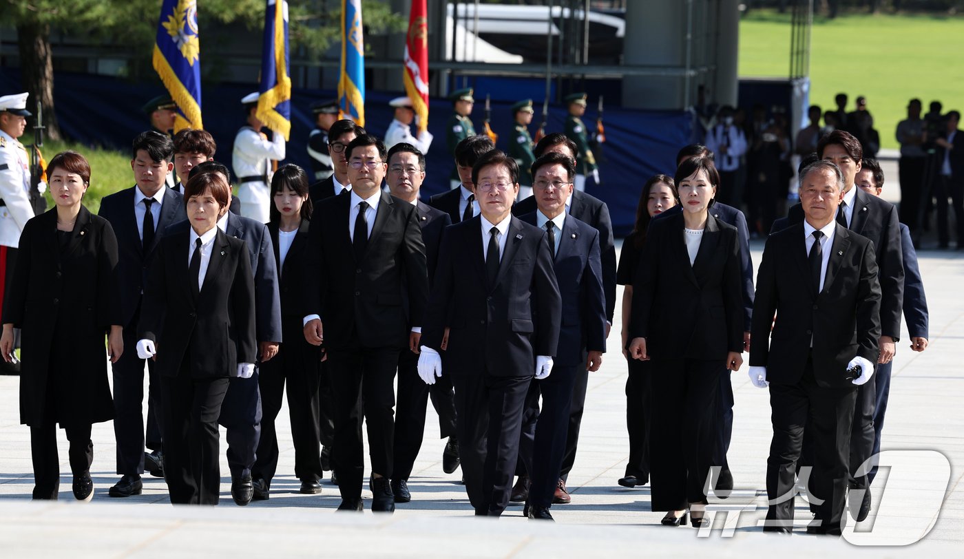 이재명 신임 대표를 비롯한 더불어민주당 지도부가 19일 오전 서울 동작구 국립서울현충원을 찾아 이동하고 있다. 2024.8.19/뉴스1 ⓒ News1 구윤성 기자