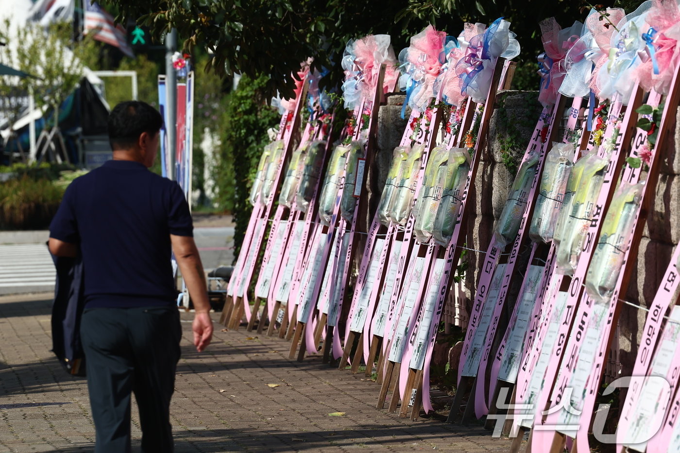 본문 이미지 - 19일 오전 서울 여의도 국회 정문 앞에 이재명 더불어민주당 대표 연임을 축하하는 화환이 놓여있다. 2024.8.19/뉴스1 ⓒ News1 김민지 기자
