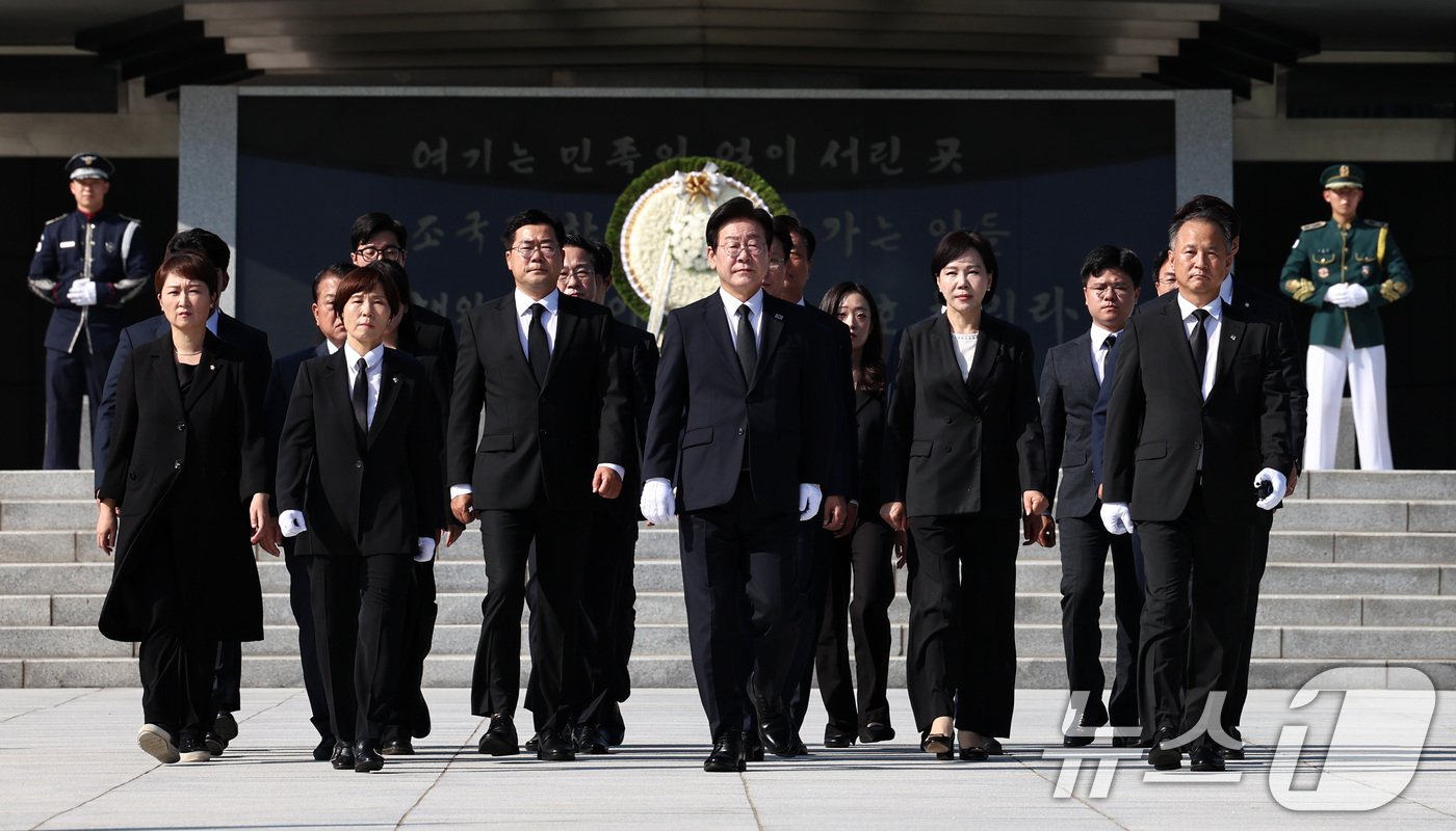 이재명 더불어민주당 대표가 19일 오전 민주당 새 지도부와 함께 서울 동작구 국립서울현충원을 찾아 현충탑에 참배한 뒤 이동하고 있다. 2024.8.19/뉴스1 ⓒ News1 구윤성 기자