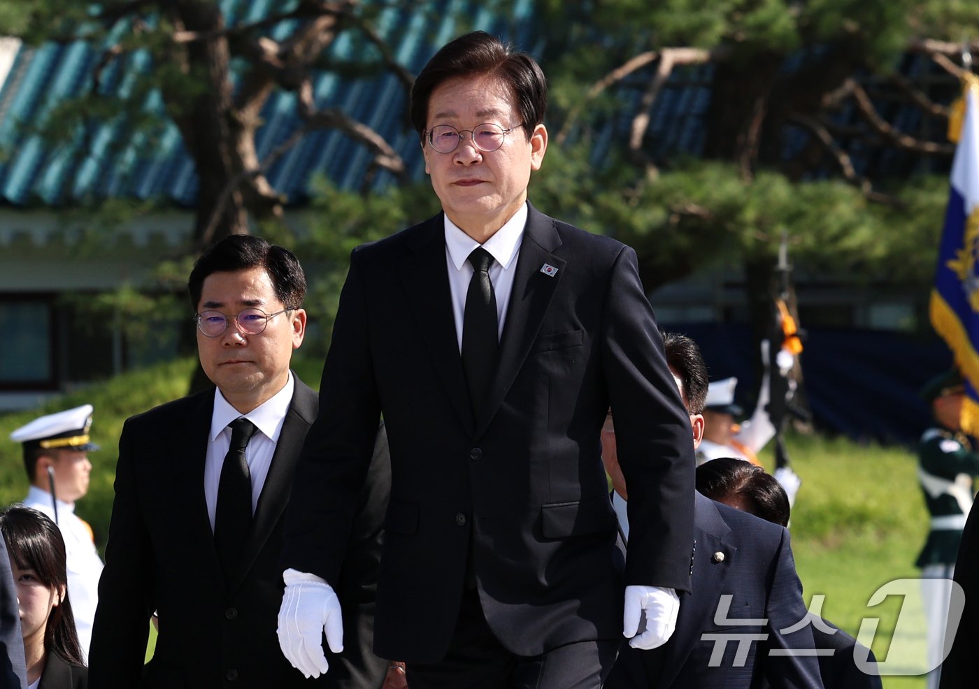 본문 이미지 - 이재명 신임 대표를 비롯한 더불어민주당 지도부가 19일 오전 서울 동작구 국립서울현충원을 찾아 이동하고 있다. 2024.8.19/뉴스1 ⓒ News1 구윤성 기자