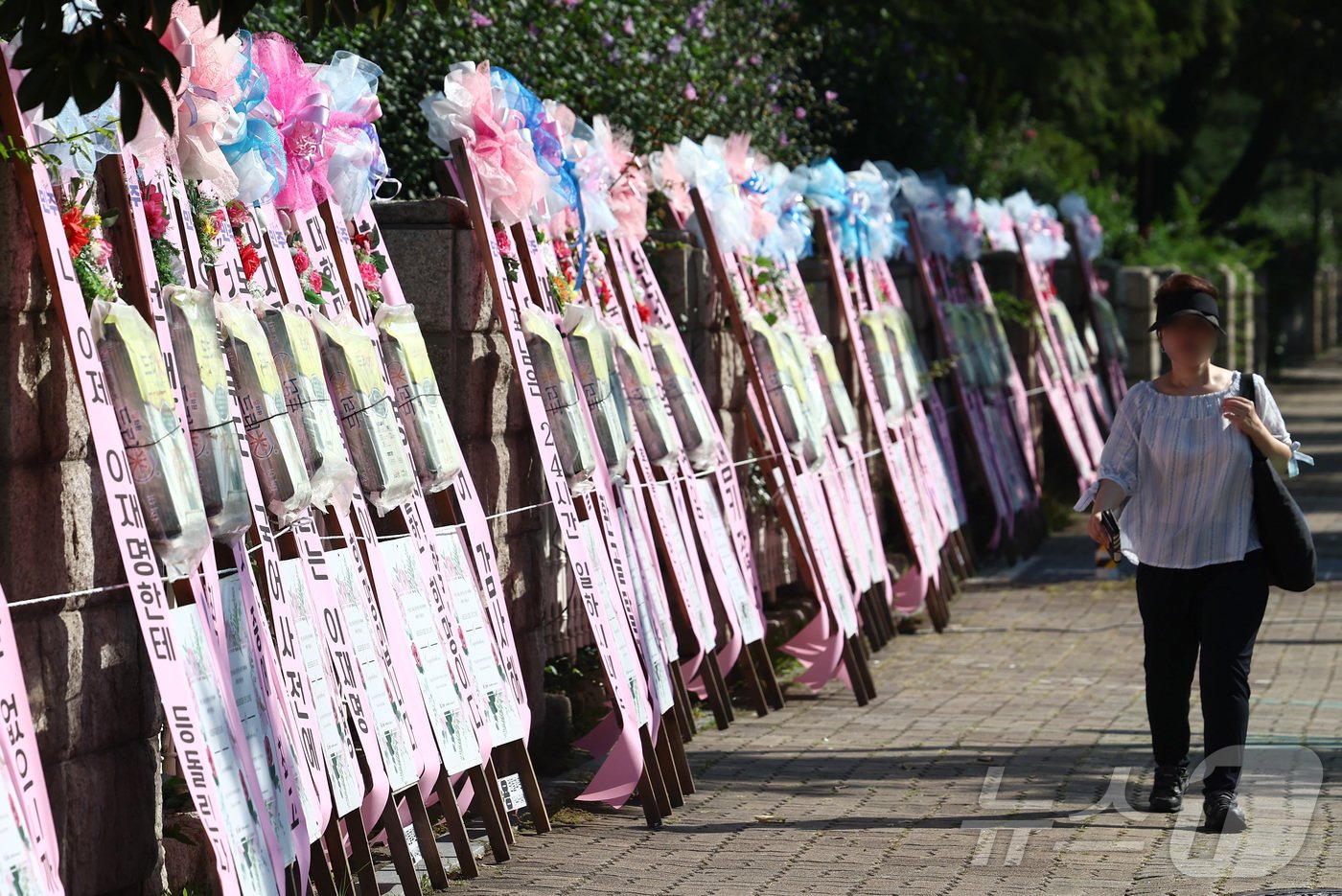 본문 이미지 - 19일 오전 서울 여의도 국회 정문 앞에 이재명 더불어민주당 대표 연임을 축하하는 화환이 놓여있다. 2024.8.19/뉴스1 ⓒ News1 김민지 기자