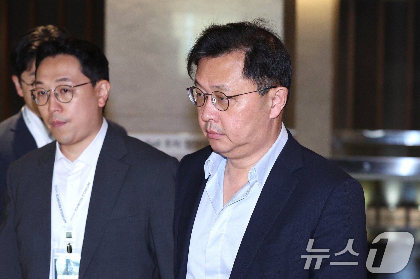 본문 이미지 - 최재원 SK그룹 수석부회장이 19일 서울 광진구 워커힐호텔에서 열린 SK 이천포럼에 참석하고 있다. SK그룹은 이번 포럼에서 인공지능(AI) 중심의 미래 혁신 방안을 논의할 예정이다. 2024.8.19/뉴스1 ⓒ News1 신웅수 기자