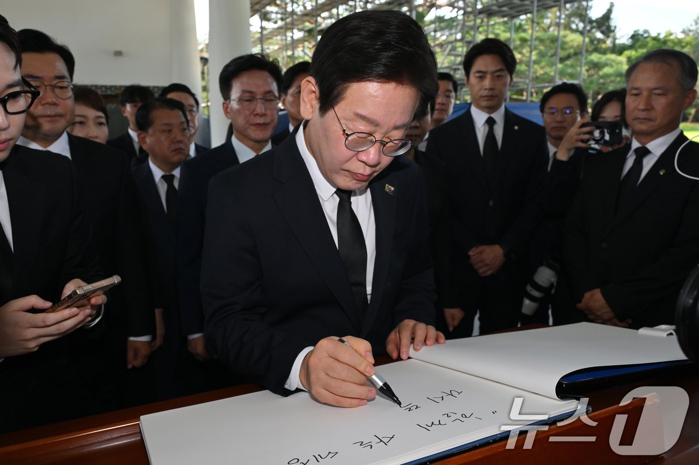 이재명 더불어민주당 대표가 19일 오전 민주당 새 지도부와 함께 서울 동작구 국립서울현충원을 찾아 참배한 뒤 방명록을 작성하고 있다.&#40;공동취재&#41; 2024.8.19/뉴스1 ⓒ News1 구윤성 기자