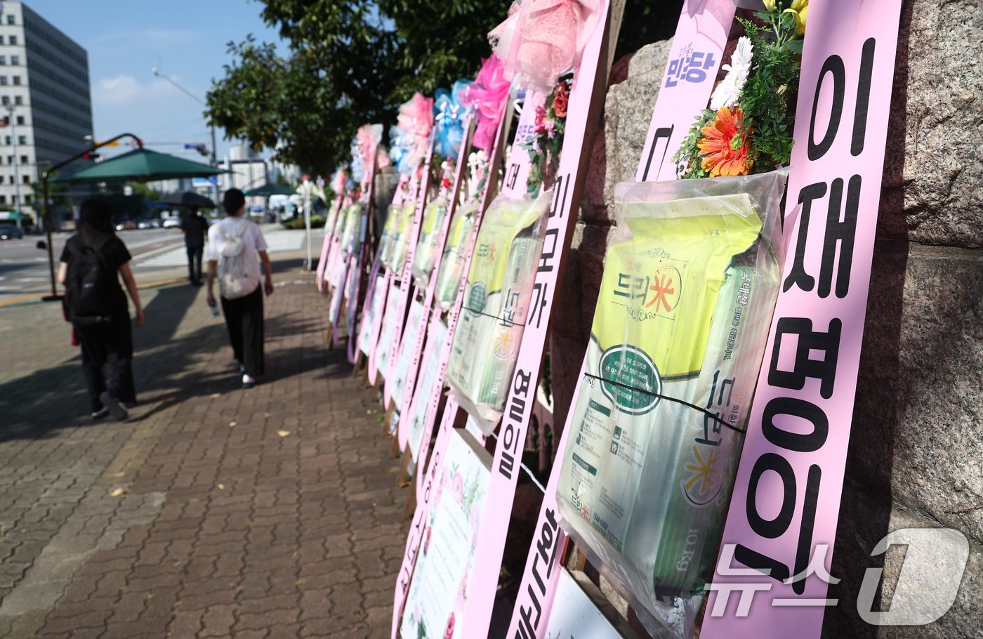 19일 오전 서울 여의도 국회 정문 앞에 이재명 더불어민주당 대표 연임을 축하하는 화환이 놓여있다. 2024.8.19/뉴스1 ⓒ News1 김민지 기자