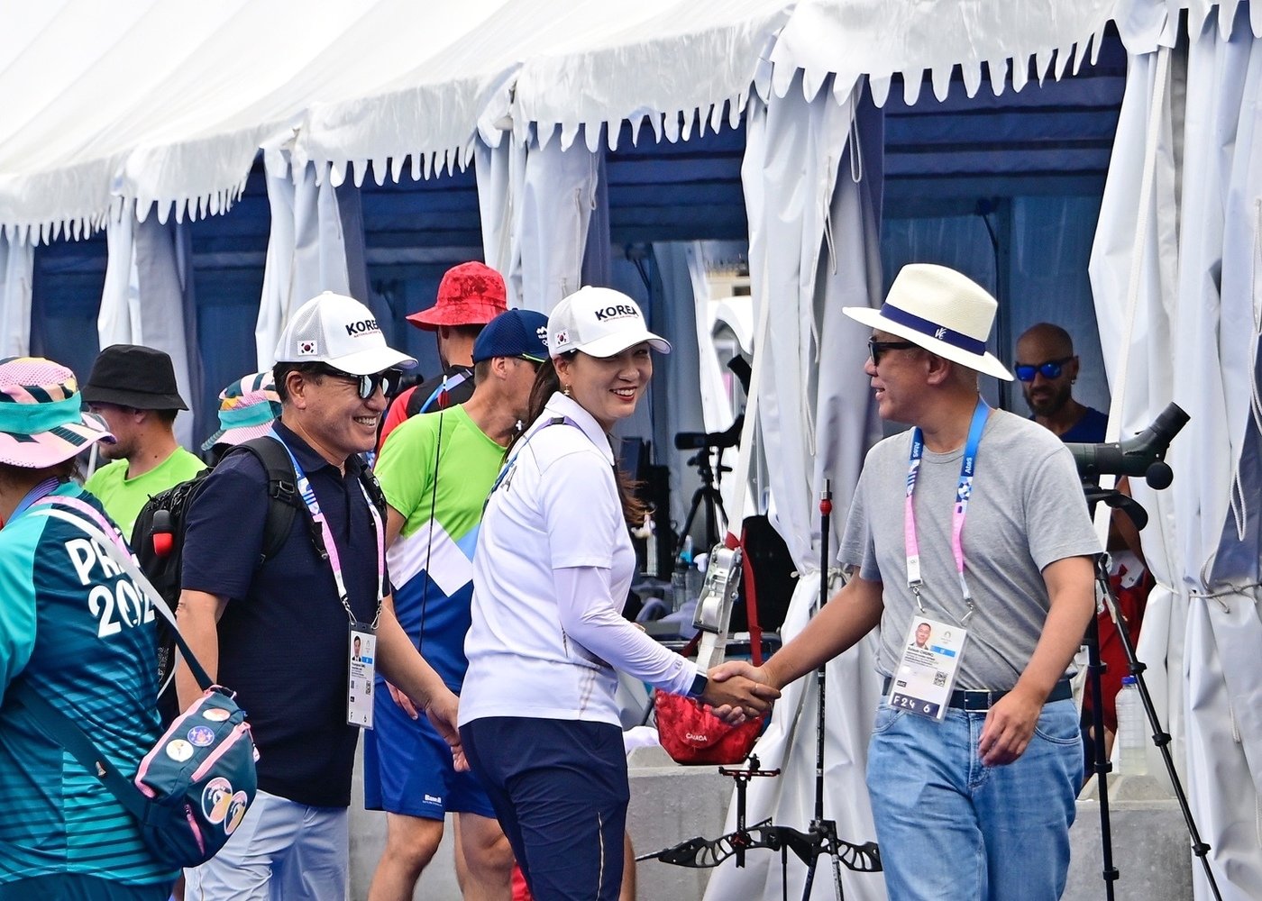 본문 이미지 -  현대차그룹 정의선 회장이 지난 1일 파리 앵발리드에 있는 연습장을 찾아 김문정 여자 양궁 대표팀 코치와 악수하고 있는 모습(대한양궁협회 제공).