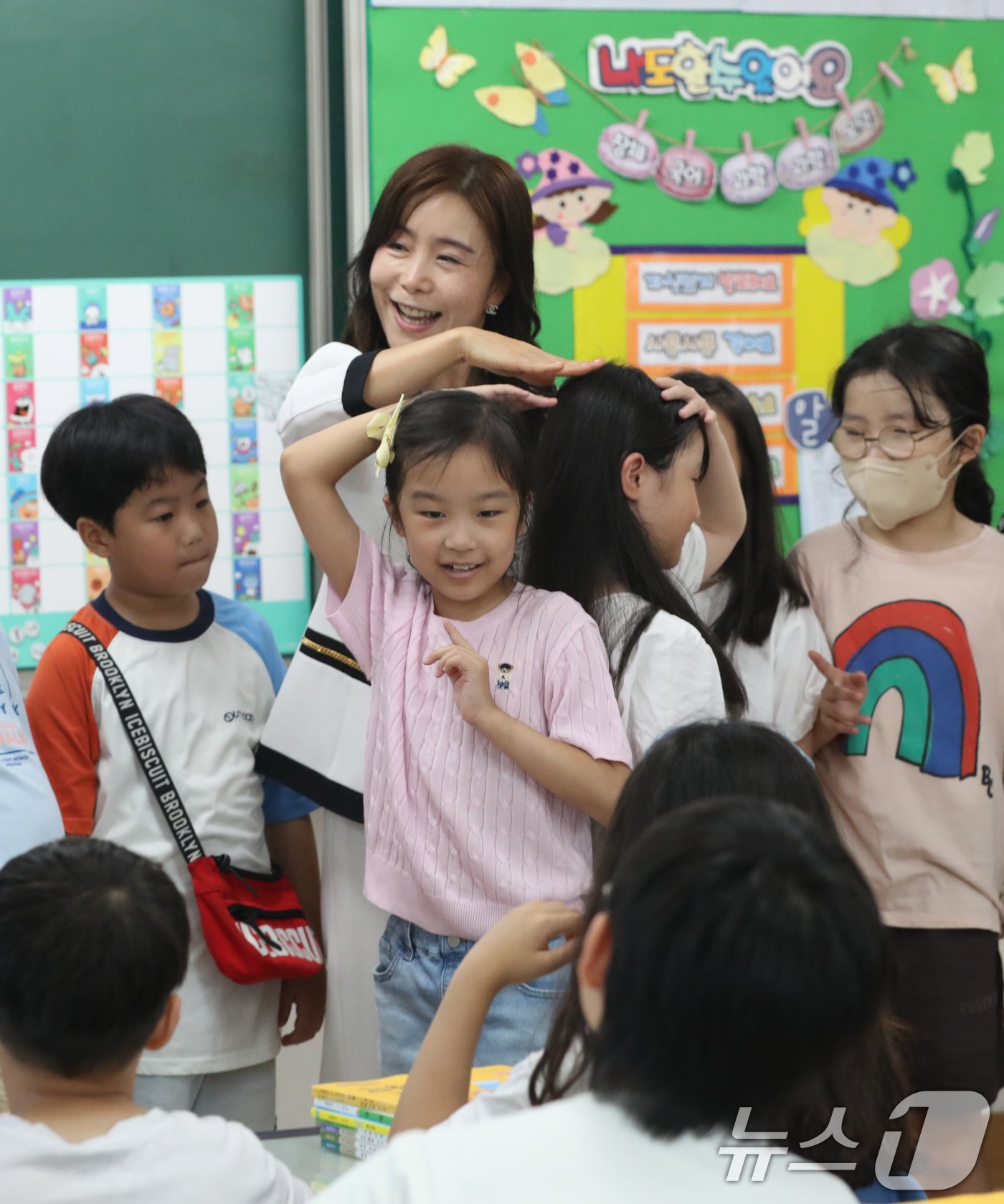 여름방학이 끝나고 개학한 19일 오전 경기 수원시 영통구 망포초등학교에서 3학년 6반 학생들이 방학 동안 자란 키를 친구들과 비교하고 있다. 2024.8.19/뉴스1 ⓒ News1 김영운 기자