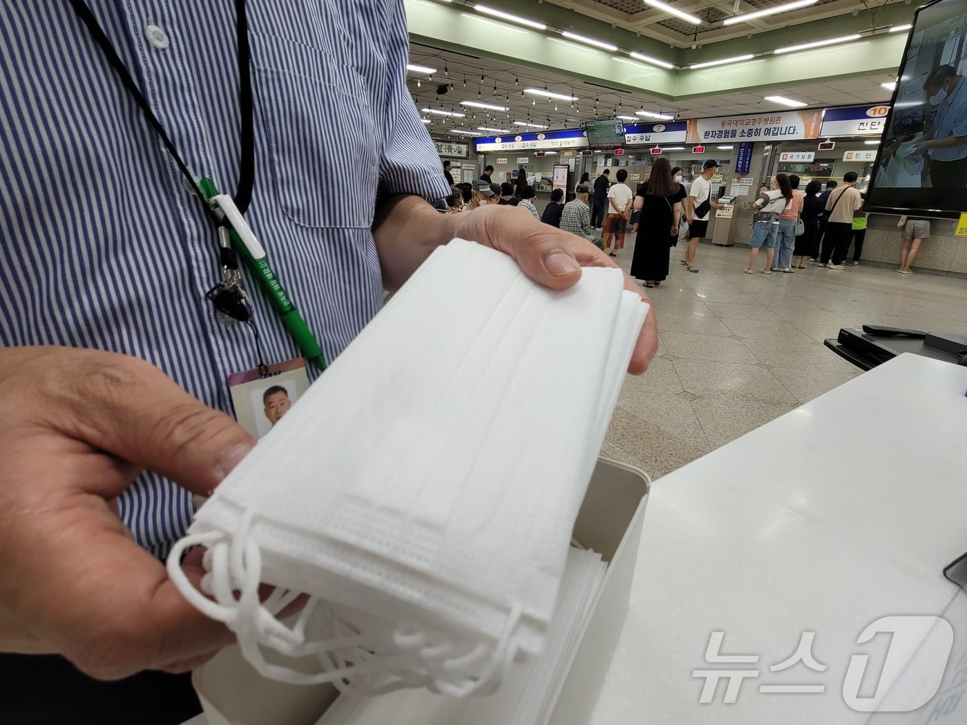 본문 이미지 - 코로나19가 재확산되고 있는 가운데 19일 오전 동국대학교 경주병원에서 관계자가 내원객들에게 마스크를 무료로 나눠주고 있다. 2024.8.19/뉴스1 ⓒ News1 최창호 기자