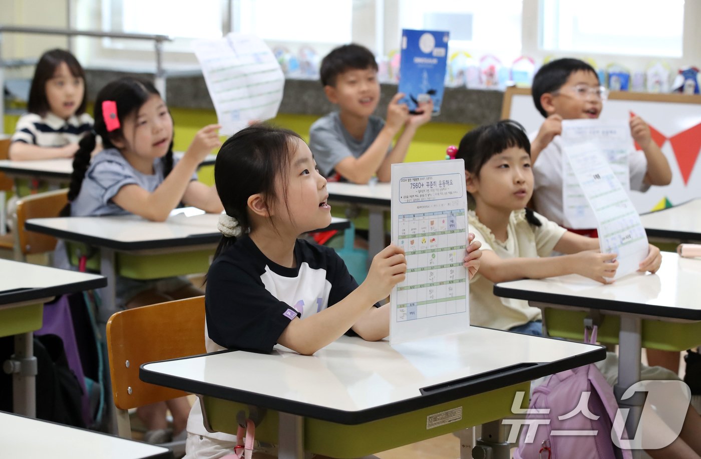 폭염이 가시지 않은 채 여름방학을 마치고 개학한 19일 오전 대구 달서구 대구덕인초등학교 2학년 2반 교실에서 학생들이 방학숙제를 들어 보이고 있다. 2024.8.19/뉴스1 ⓒ News1 공정식 기자