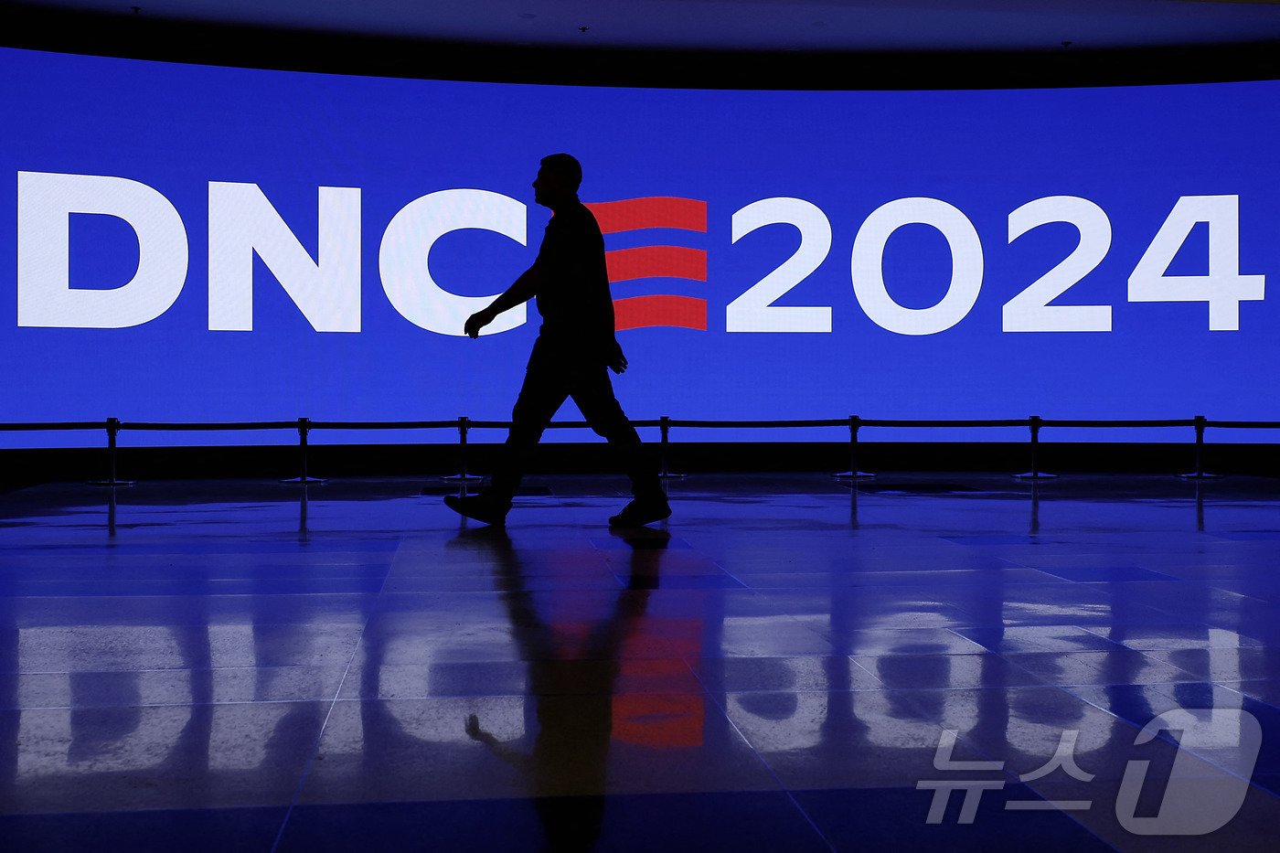 본문 이미지 - 18일(현지시간) 미국 일리노이주 시카고 유나이티드 센터가 민주당 전당대회에 맞춰 준비 중이다. 전대는 19일부터 22일까지 진행된다. 2024.08.18/ ⓒ AFP=뉴스1 ⓒ News1 권진영 기자