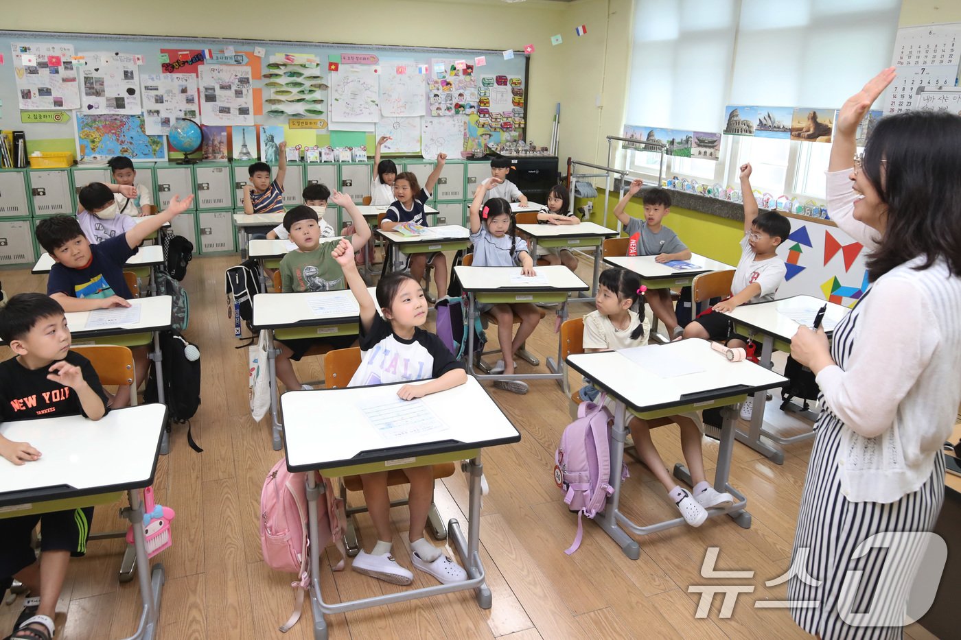 폭염이 가시지 않은 채 여름방학을 마치고 개학한 19일 대구 달서구 대구덕인초등학교 2학년 2반 교실에서 학생들이 선생님과 방학 동안 기억에 남는 일에 대해 이야기 나누고 있다. 2024.8.19/뉴스1 ⓒ News1 공정식 기자