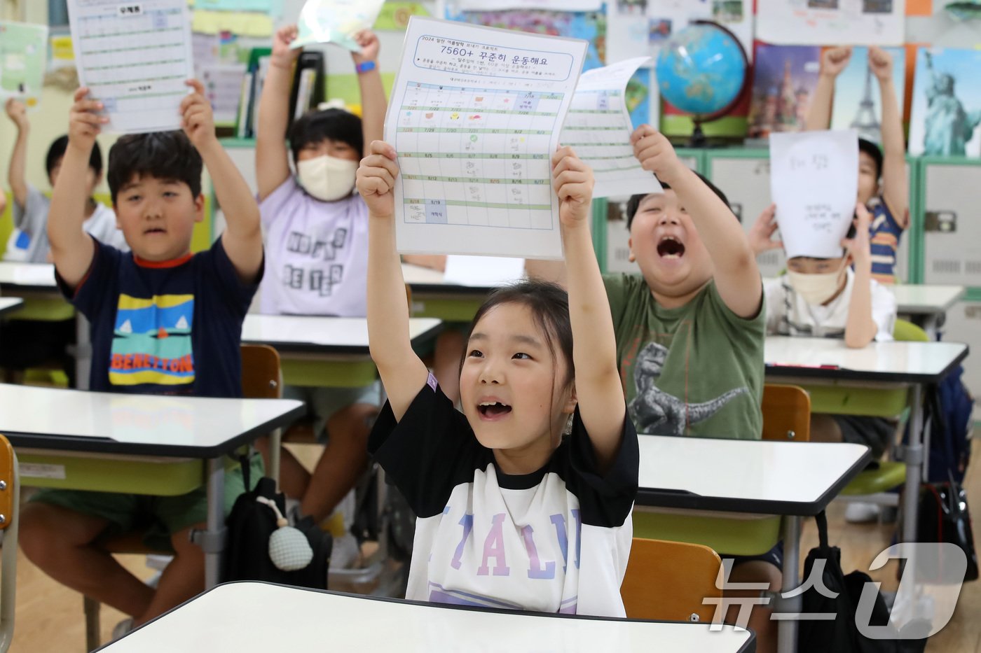 폭염이 가시지 않은 채 여름방학을 마치고 개학한 19일 오전 대구 달서구 대구덕인초등학교 2학년 2반 교실에서 학생들이 방학숙제를 들어 보이고 있다. 2024.8.19/뉴스1 ⓒ News1 공정식 기자