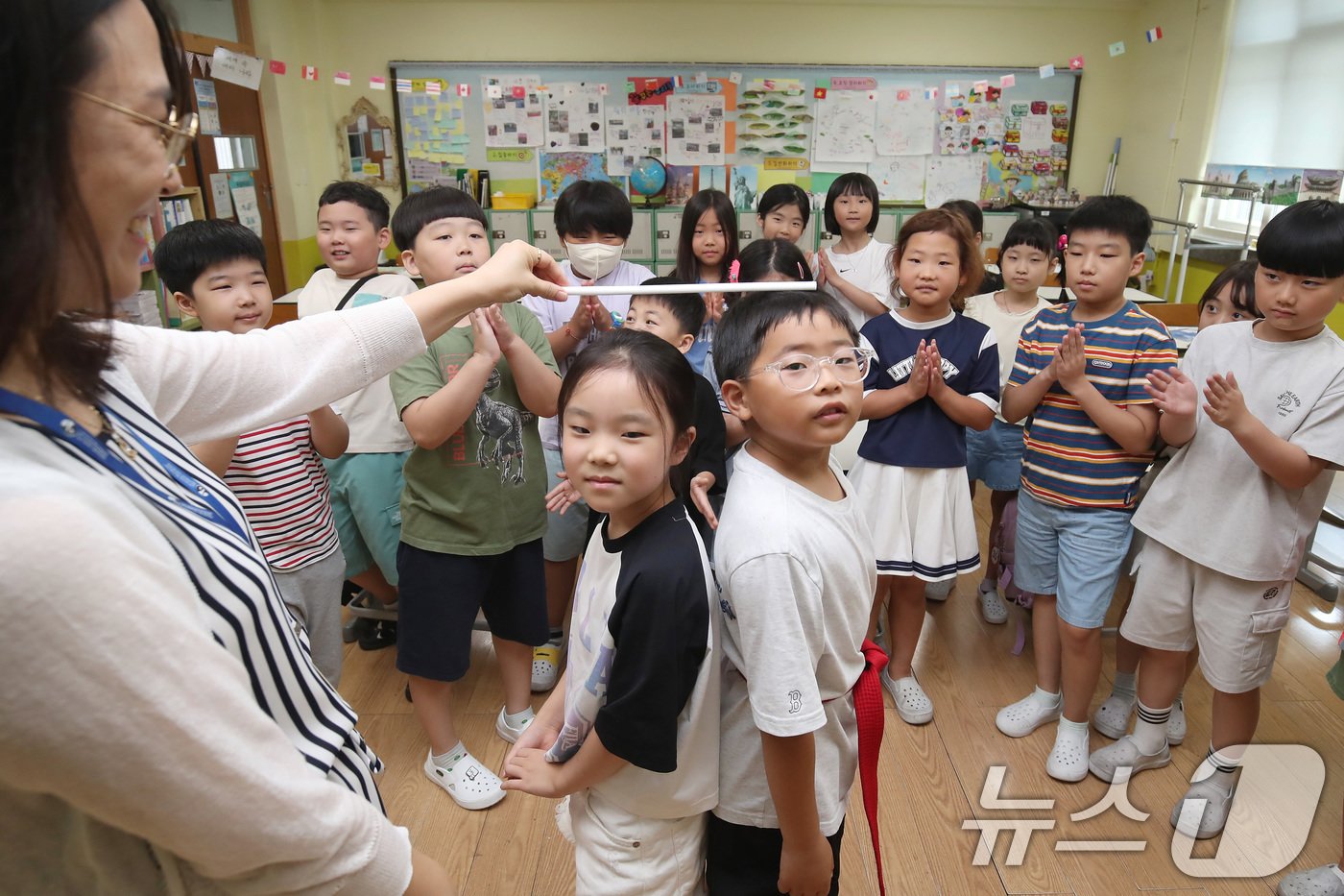 폭염이 가시지 않은 채 여름방학을 마치고 개학한 19일 오전 대구 달서구 대구덕인초등학교 2학년 2반 교실에서 학생들이 방학 동안 자란 키를 재고 있다. 2024.8.19/뉴스1 ⓒ News1 공정식 기자