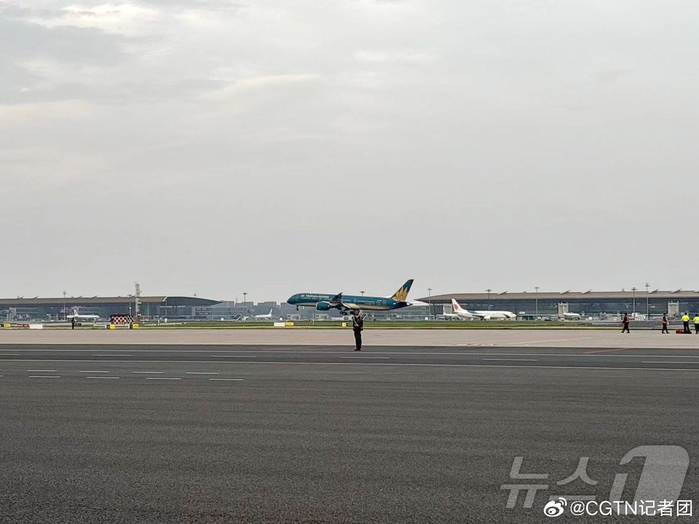 또 럼 베트남 서기장 전용기가 18일 저녁 베이징 공항에 도착했다. &#40;사진출처= 중국 CGTN&#41;