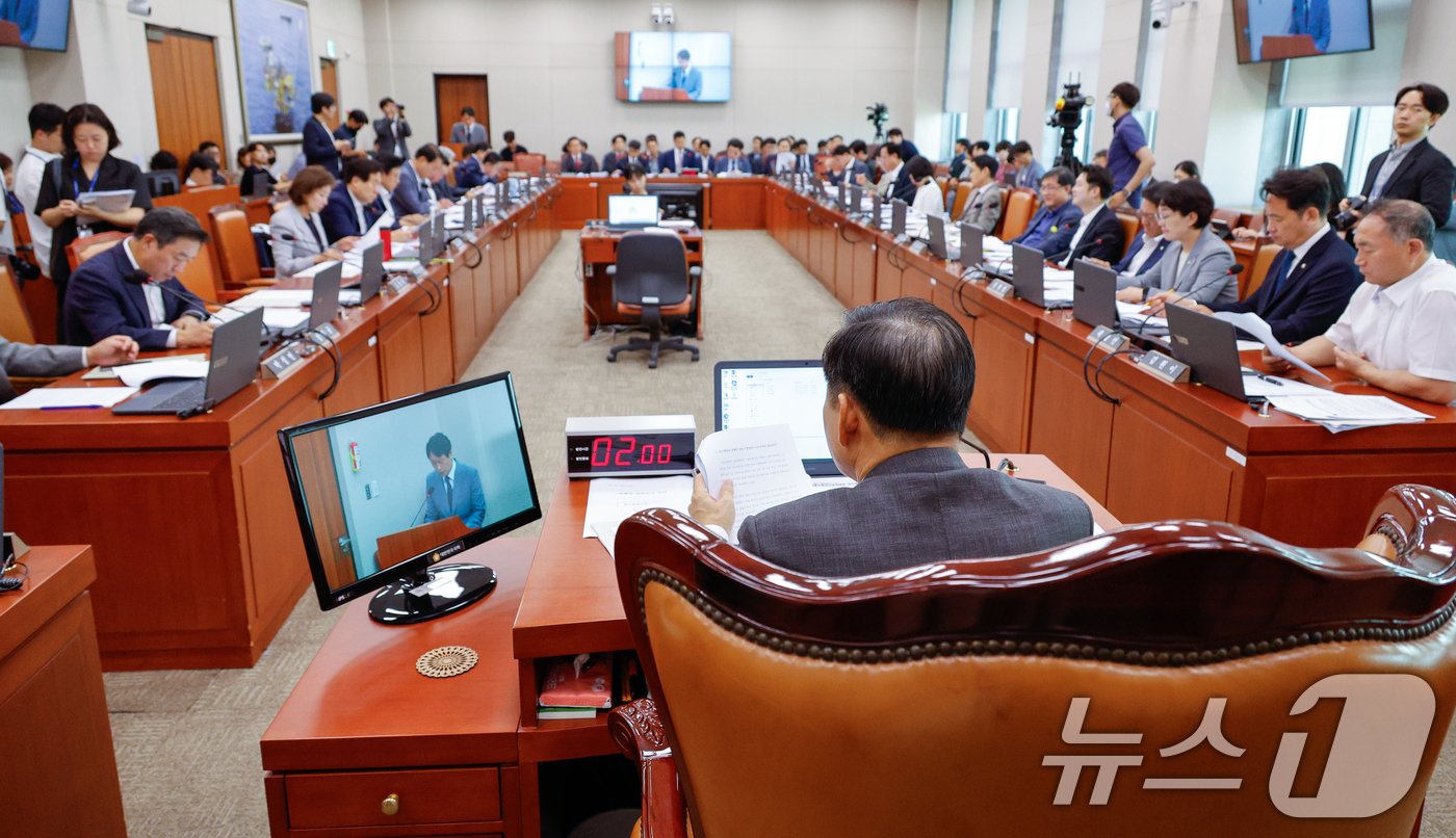 본문 이미지 - 19일 오전 서울 여의도 국회에서 열린 산업통상자원중소벤처기업위원회 제417회국회&#40;임시회&#41; 제1차 전체회의에서 이철규 위원장과 위원들이 박희석 수석전문위원의 고준위 방폐물 관리 특별법 등 법률안 검토보고 요약을 듣고 있다. 2024.8.19/뉴스1 ⓒ News1 안은나 기자