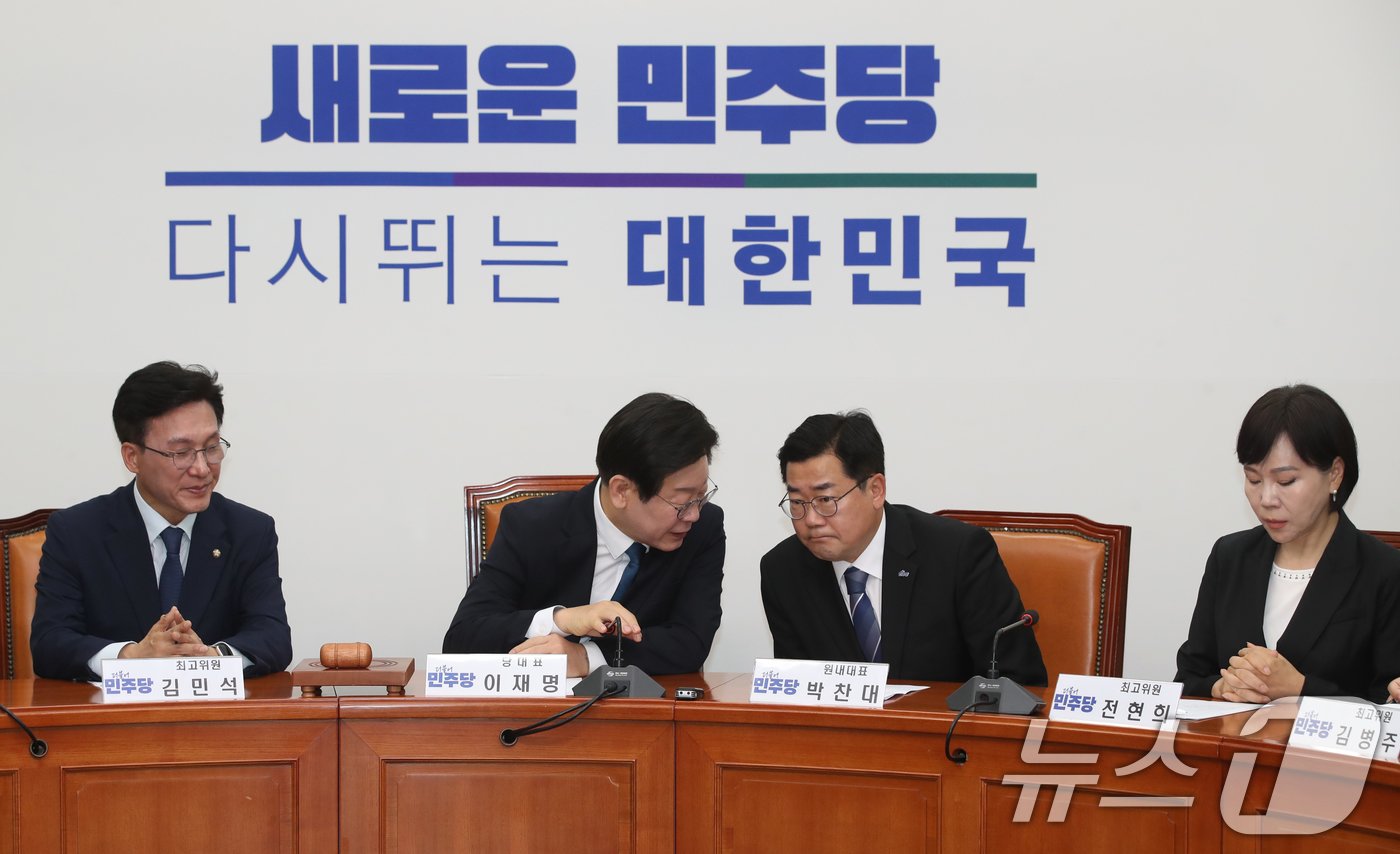 본문 이미지 - 이재명 더불어민주당 대표와 박찬대 원내대표가 19일 오전 서울 여의도 국회에서 열린 최고위원회의에서 대화하고 있다. 2024.8.19/뉴스1 ⓒ News1 이광호 기자