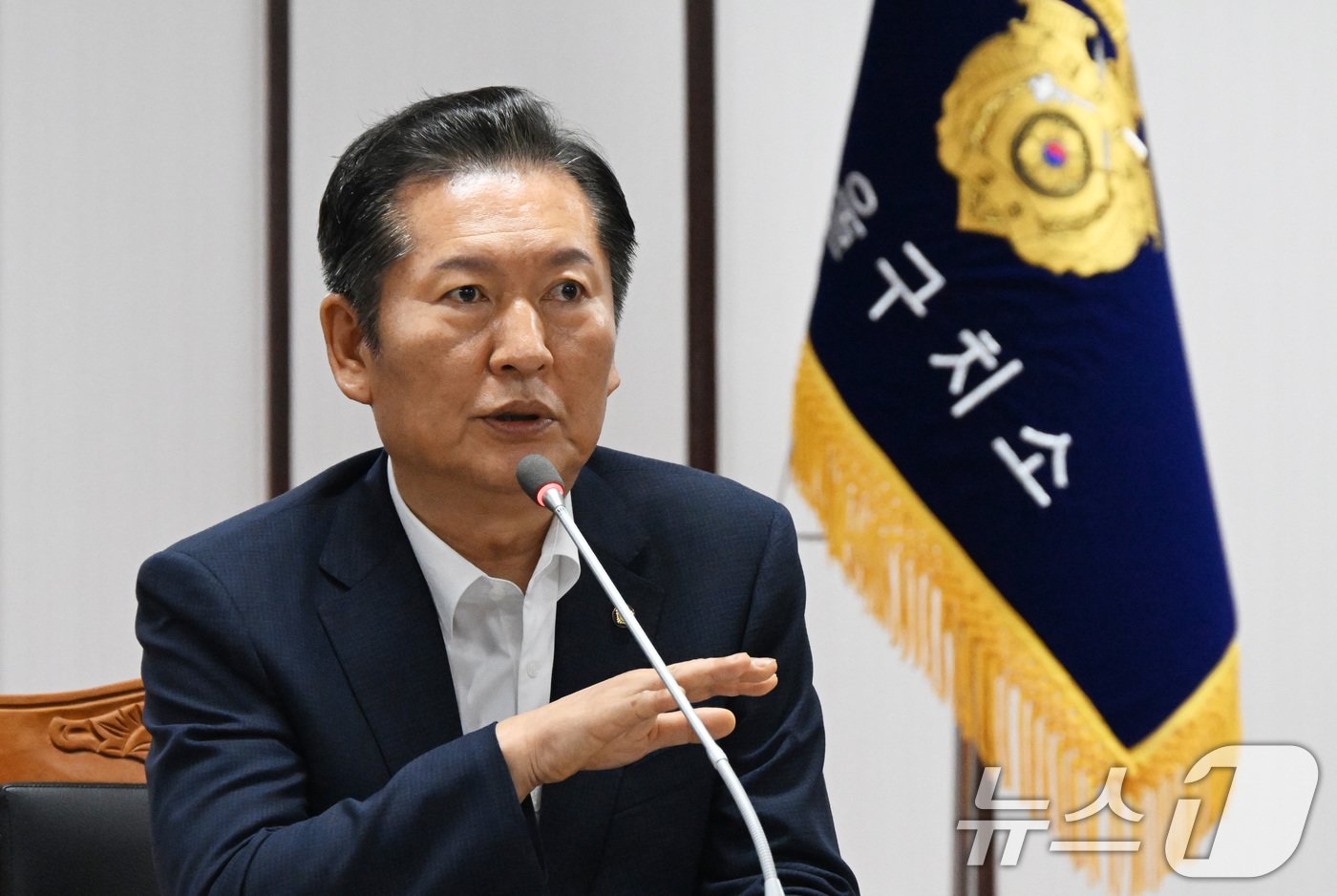 본문 이미지 - 정청래 국회 법제사법위원장이 19일 오전 경기도 의왕시 서울구치소 회의실에서 열린 서울구치소 현장검증 회의에서 김문태 서울구치소장에게 장시호 씨의 출정기록에 관한 질의를 하고 있다. 2024.8.19/뉴스1 ⓒ News1 국회사진취재단