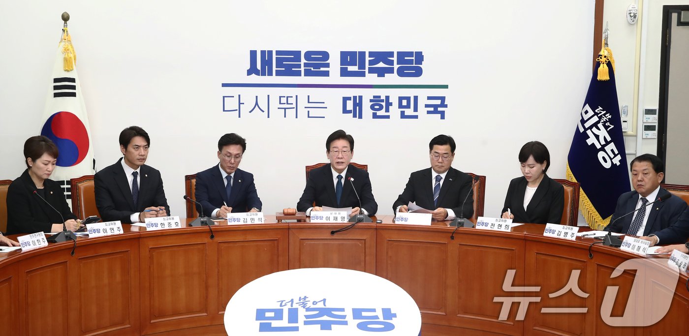 본문 이미지 - 이재명 더불어민주당 대표가 19일 오전 서울 여의도 국회에서 열린 최고위원회의에서 모두발언을 하고 있다. 왼쪽부터 이언주, 한준호, 김민석 최고위원, 이 대표, 박찬대 원내대표, 전현희, 김병주 최고위원. 2024.8.19/뉴스1 ⓒ News1 이광호 기자