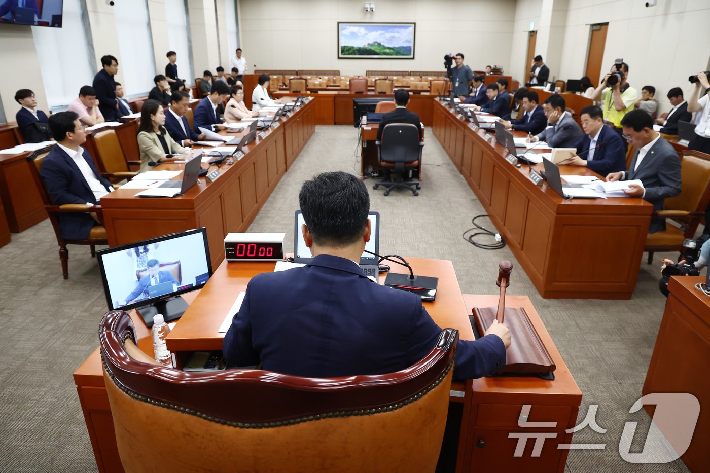 본문 이미지 - 안호영 환경노동위원장이 19일 오전 서울 여의도 국회에서 열린 환경노동위원회 전체회의에서 김문수 고용노동부 장관 후보자 인사청문회 실시계획서 채택의 건 등을 안건으로 상정하고 있다. 2024.8.19/뉴스1 ⓒ News1 김민지 기자