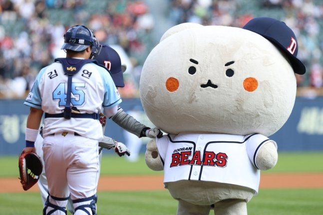 본문 이미지 - 두산 베어스와 컬래버레이션 한 망그러진 곰 캐릭터 (두산 제공)