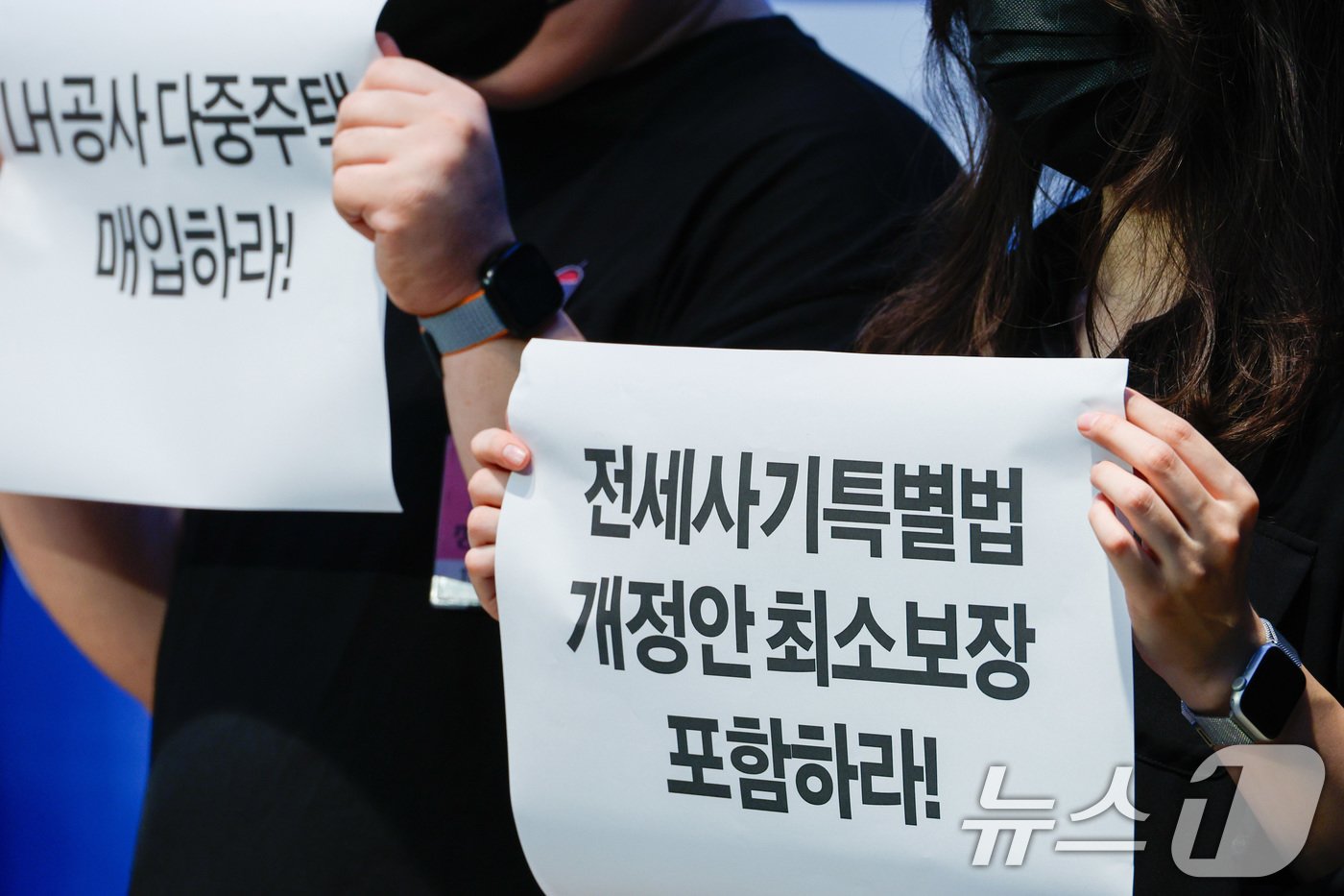 본문 이미지 - 서울 관악·동작 전세사기 피해자들이 19일 서울 여의도 국회 소통관에서 최소보장 및 다중주택에 대한 확실한 매입 요청, 단독주택에 대한 건물 관리방안 대책 마련 등을 촉구하며 기자회견을 열고 있다. 2024.8.19/뉴스1 ⓒ News1 안은나 기자