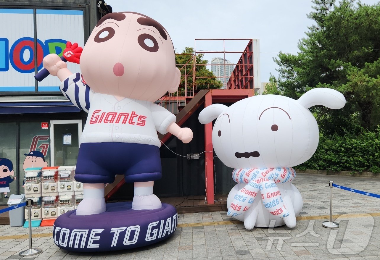 본문 이미지 - 부산 사직구장 앞에 마련된 짱구와 흰둥이 캐릭터. ⓒ News1 이재상 기자