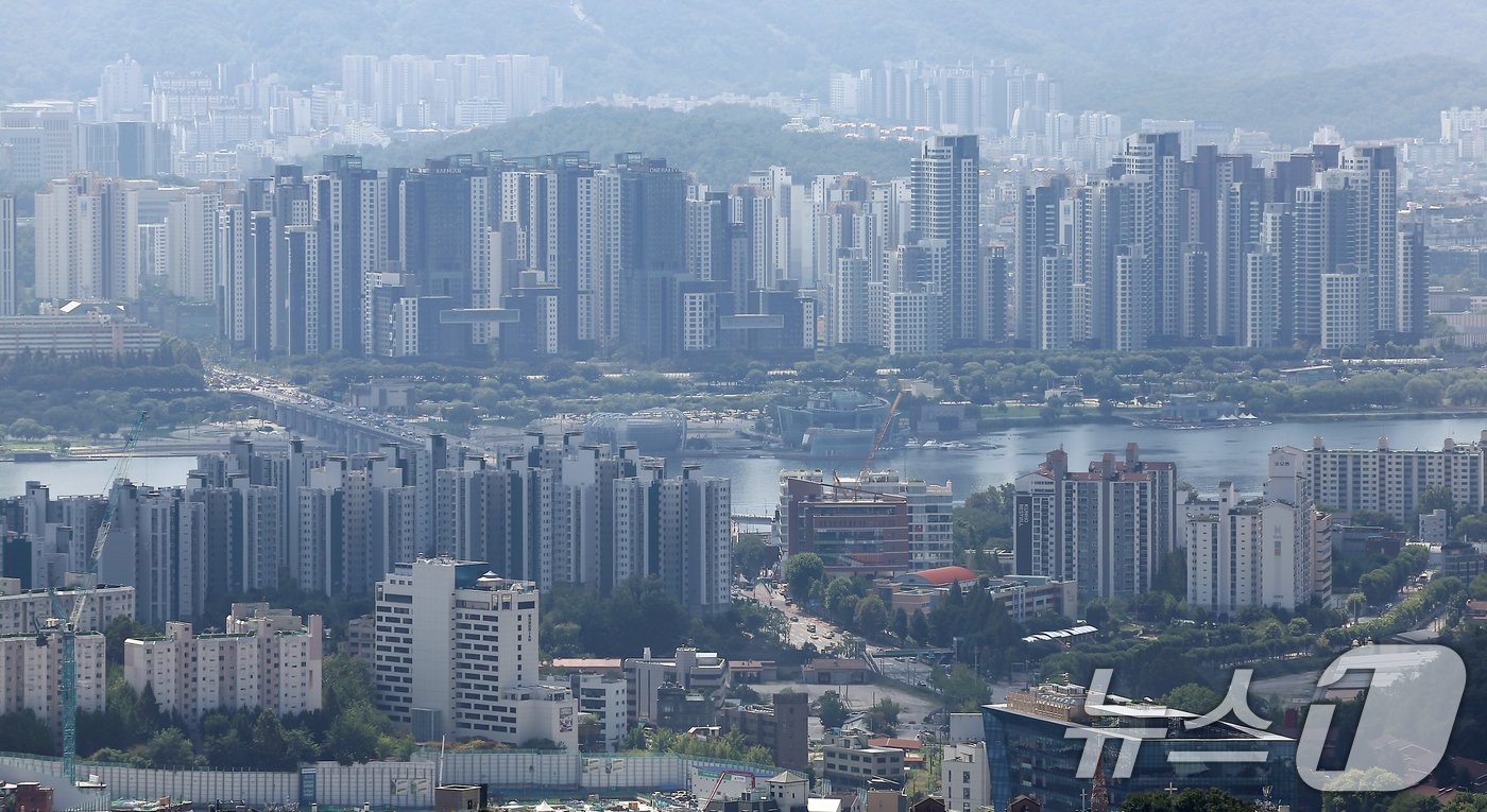 서울 남산에서 바라본 아파트 단지. 2024.8.19/뉴스1 ⓒ News1 김진환 기자