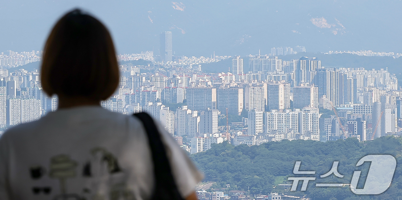 (서울=뉴스1) 김진환 기자 = 최근 서울 아파트 전세가율 상승세가 지난해 7월 이후 지난달까지 1년째 이어지고 있다.19일 KB국민은행에 따르면 지난 7월 서울 아파트 매매 대비 …