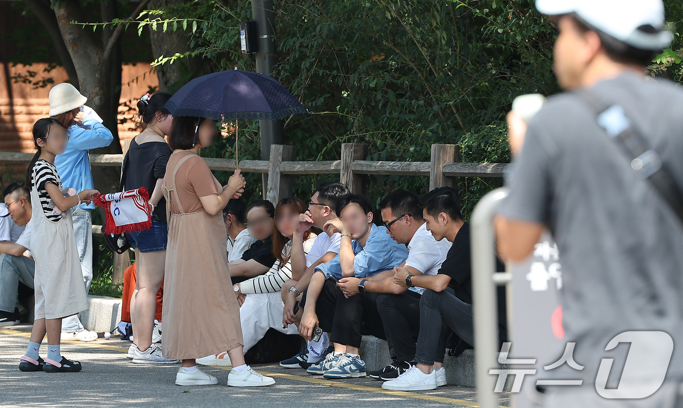 (서울=뉴스1) 김진환 기자 = 전국 대부분 지역에 폭염특보가 발효된 19일 서울 중구 남산을 찾은 외국인 관광객들이 그늘에서 휴식을 취하고 있다. 2024.8.19/뉴스1