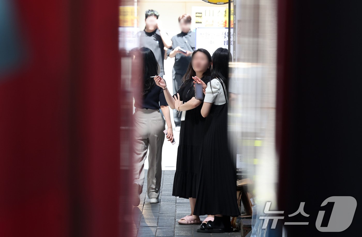 본문 이미지 - 19일 서울 시내 골목길에서 한 시민이 흡연을 하고 있다. 지난 17일부터 어린이집, 유치원, 초·중·고교 경계 30ｍ 안에서 흡연할 경우 10만원 이하의 과태료를 부과한다. 2024.8.19/뉴스1 ⓒ News1 김성진 기자