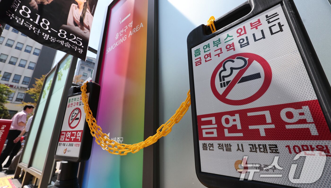 본문 이미지 - 지난달 19일 서울 중구 거리에 설치된 흡연부스에 '흡연부스 외부는 금연구역입니다'라는 문구가 적힌 표지판이 설치돼 있다. 지난 17일 보건복지부가 발표한 자료에 따르면 어린이집, 유치원, 초·중·고교 경계 30ｍ 안에서 흡연할 경우 10만원 이하의 과태료를 부과한다. 2024.8.19/뉴스1 ⓒ News1 김성진 기자