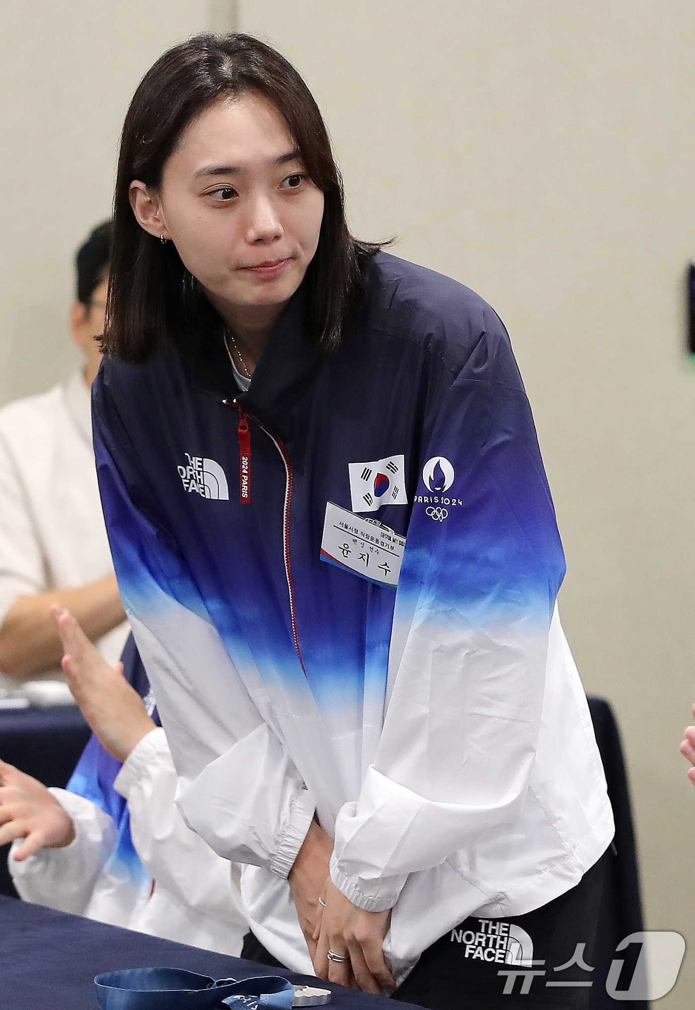 (서울=뉴스1) 박세연 기자 = 펜싱 윤지수 선수가 19일 서울시청에서 열린 파리올림픽 참가 선수단 격려 간담회에 참석해 인사를 하고 있다. 2024.8.19/뉴스1