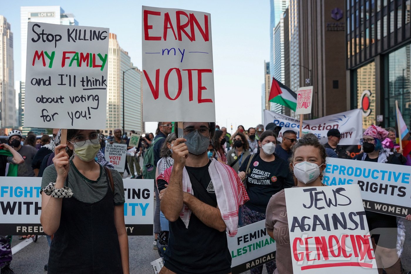 본문 이미지 - 18일(현지시간) 미국 일리노이주 시카고에서 민주당 전당대회를 앞두고 가자지구 전쟁 종식과 여성의 재생산권, 성소수자 권리를 촉구하는 시위대가 행진하고 있다. 이들이 들고 있는 팻말에는 "대량학살에 맞서는 유대인들＂ ＂내 가족들 죽이는 짓을 멈춘다면 당신에게 투표하는 것을 고려하겠다＂는 등의 문구가 적혀 있다. 2024.08.18/ ⓒ 로이터=뉴스1 ⓒ News1 권진영 기자