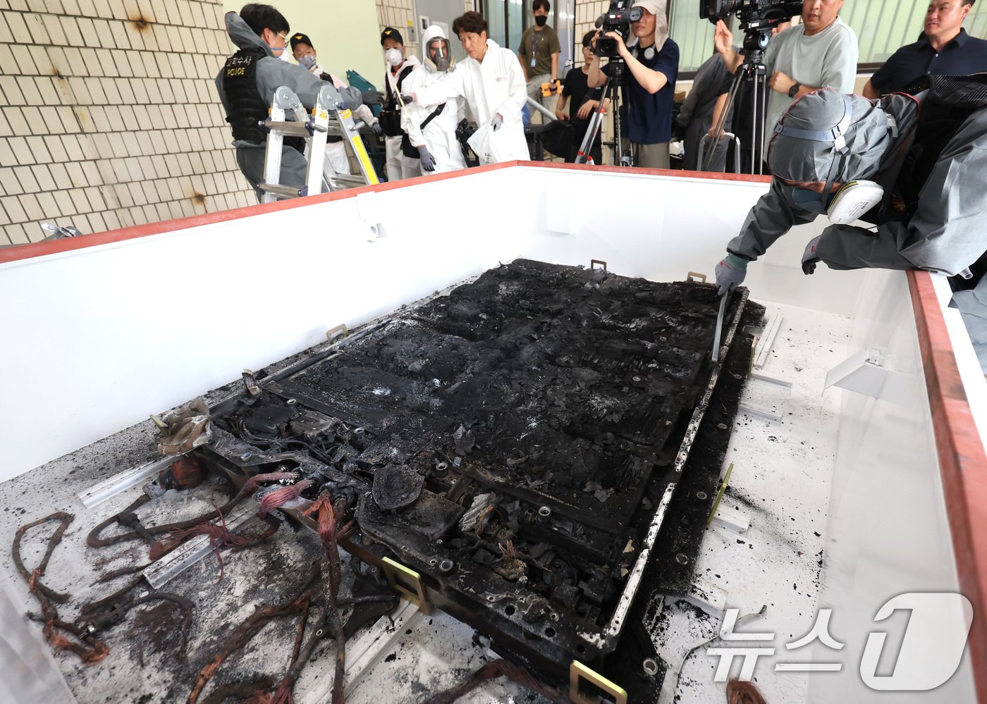 본문 이미지 - 8월19일 오전 인천서부경찰서에서 인천 전기차 화재 3차 합동감식이 진행되고 있다. 이날 경찰과 소방, 국과수 관계자들이 완전히 타버린 배터리 모듈을 감식하고 벤츠 기술진들이 참관했다. (공동취재) 2024.8.19/뉴스1 ⓒ News1 이재명 기자