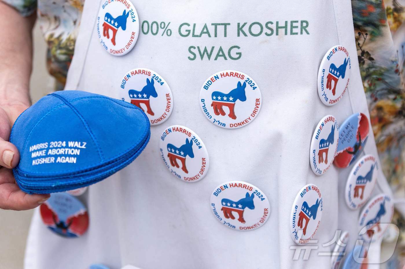 본문 이미지 - 18일(현지시간) 미국 일리노이주 시카고에서 한 상인이 민주당 전당대회 참석자들을 위한 전용 굿즈를 팔고 있다. 2024.08.18/ ⓒ AFP=뉴스1 ⓒ News1 권진영 기자