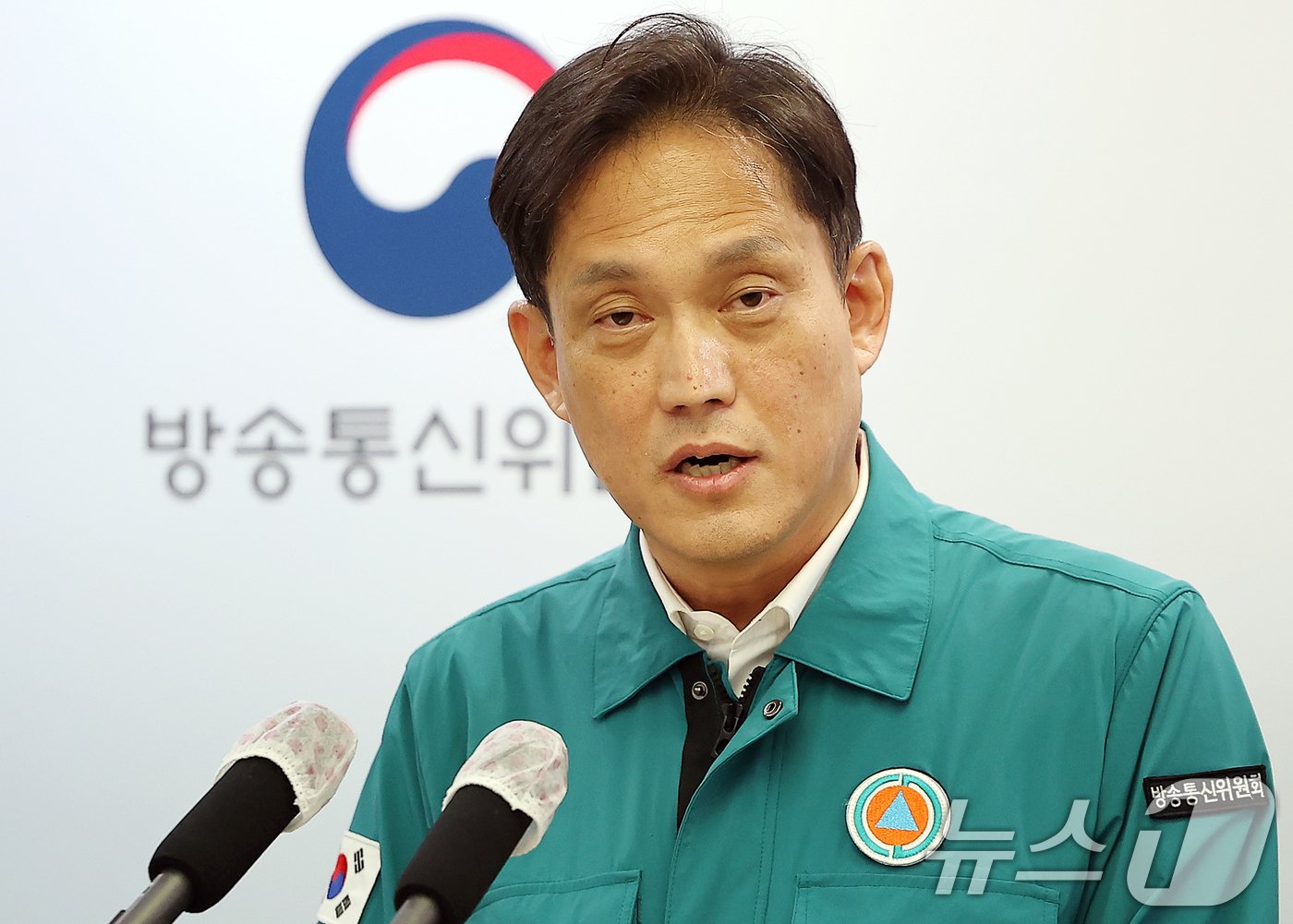 본문 이미지 - 김태규 방송통신위원장 직무대행이 19일 오후 경기 과천시 정부종합청사 방송통신위원회에서 무리한 과방위 청문회와 변론자료 유출에 대한 입장을 밝히고 있다. 2024.8.19/뉴스1 ⓒ News1 김진환 기자