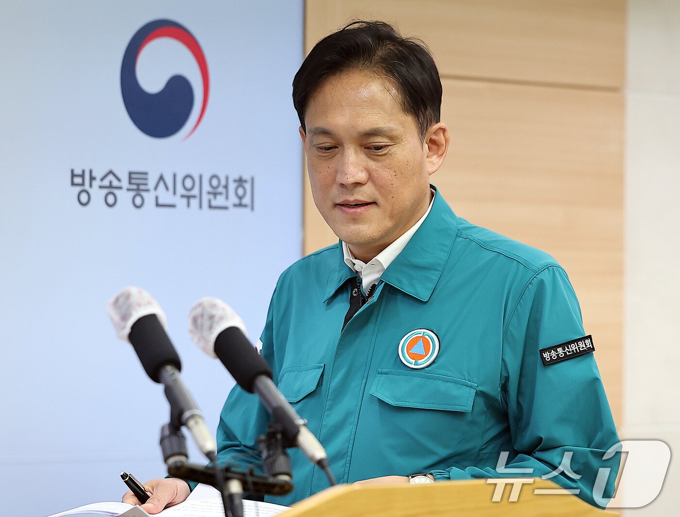 본문 이미지 - 김태규 방송통신위원장 직무대행이 19일 오후 경기 과천시 정부종합청사 방송통신위원회에서 무리한 과방위 청문회와 변론자료 유출에 대한 입장 발표 기자회견을 위해 입장하고 있다. 2024.8.19/뉴스1 ⓒ News1 김진환 기자