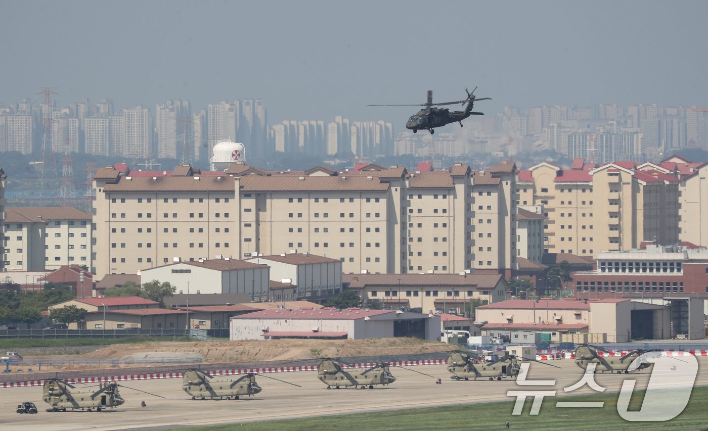 본문 이미지 - 경기 평택시 팽성읍 주한미군기지 캠프 험프리스 상공에서 AH-64 아파치 헬기가 이륙하고 있다. /뉴스1 ⓒ News1 김영운 기자