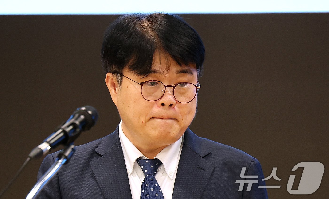 본문 이미지 - 임현택 대한의사협회장이 19일 오후 서울 용산구 대한의사협회 대강당에서 열린 국회 청문회 등 현안 관련 의협 기자회견에서 입장을 밝힌 뒤 자리를 이동하고 있다. 2024.8.19/뉴스1 ⓒ News1 박지혜 기자