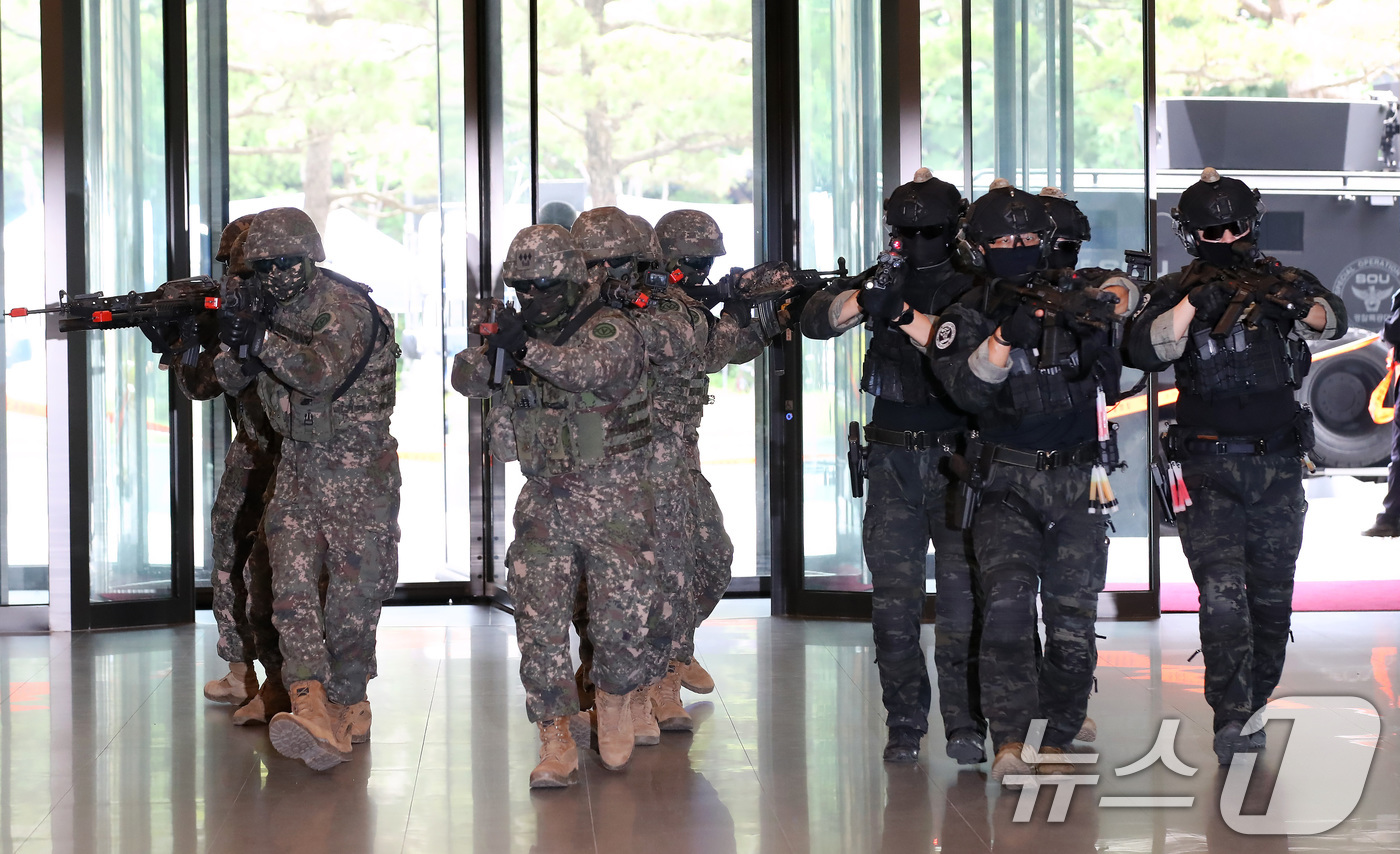 (대구=뉴스1) 공정식 기자 = '2024 을지 자유의 방패(UFS)' 연습이 시작된 19일 오후 대구 수성구 iM뱅크 본점에서 테러 상황을 가정해 열린 민·관·군·경·소방 통합방 …