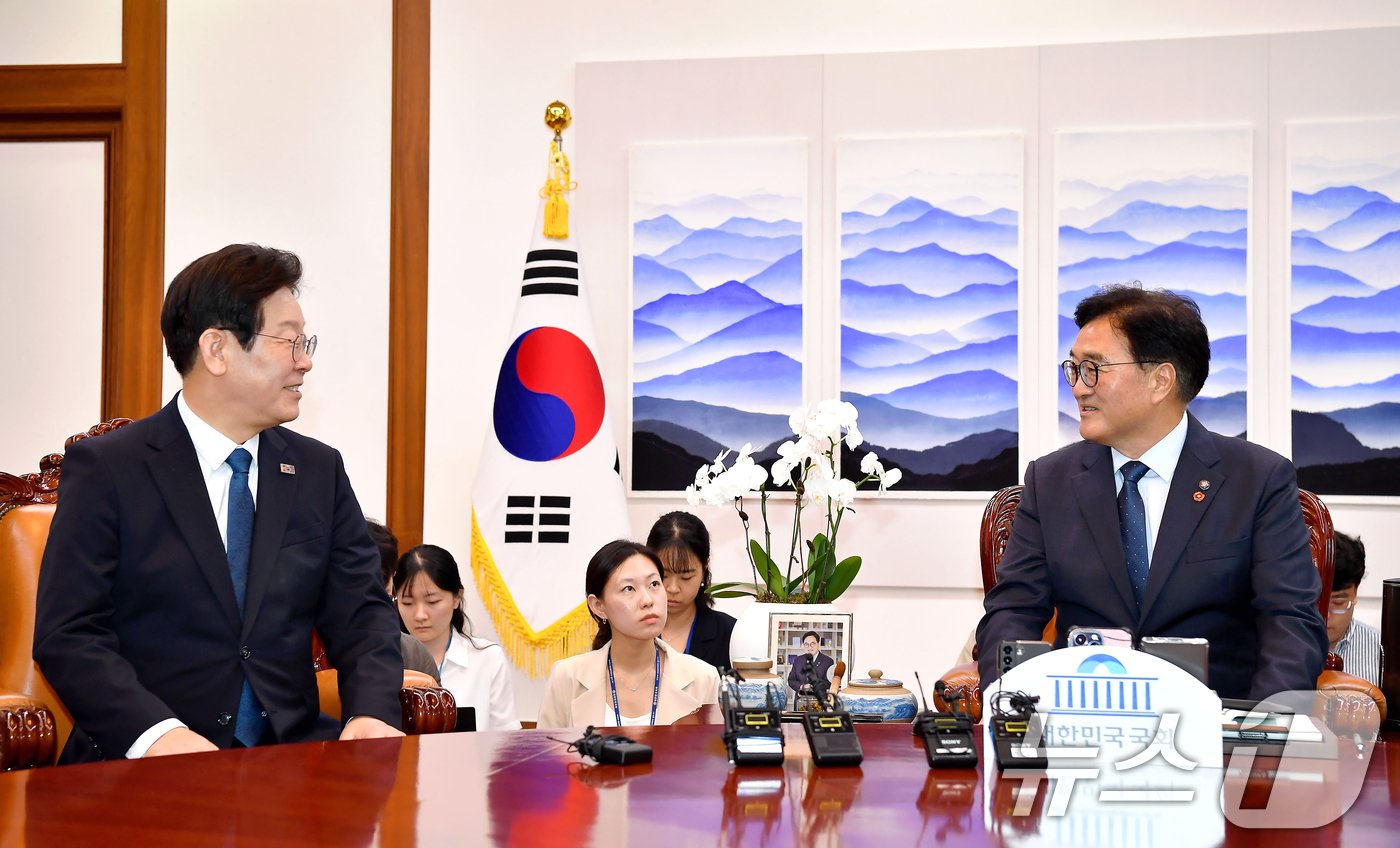 본문 이미지 - 이재명 더불어민주당 대표가 19일 오후 서울 여의도 국회에서 우원식 국회의장을 예방, 환담하고 있다.(공동취재)2024.8.19/뉴스1 ⓒ News1 이광호 기자