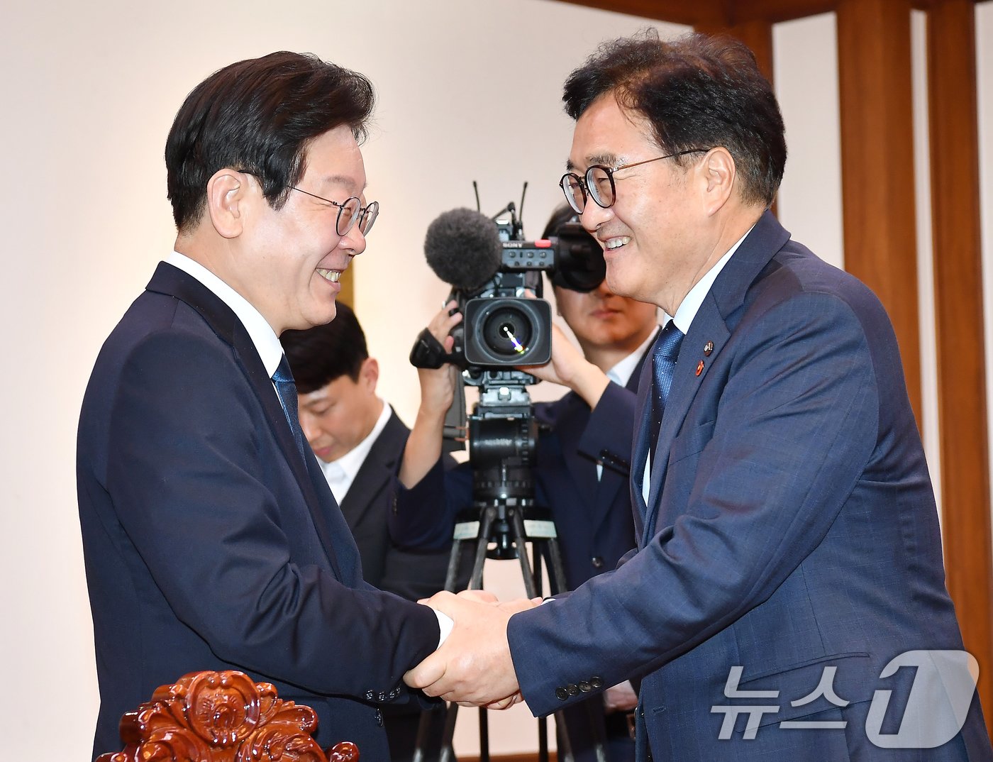 본문 이미지 - 이재명 더불어민주당 대표가 19일 오후 서울 여의도 국회에서 우원식 국회의장을 예방, 악수하고 있다.(공동취재)2024.8.19/뉴스1 ⓒ News1 이광호 기자