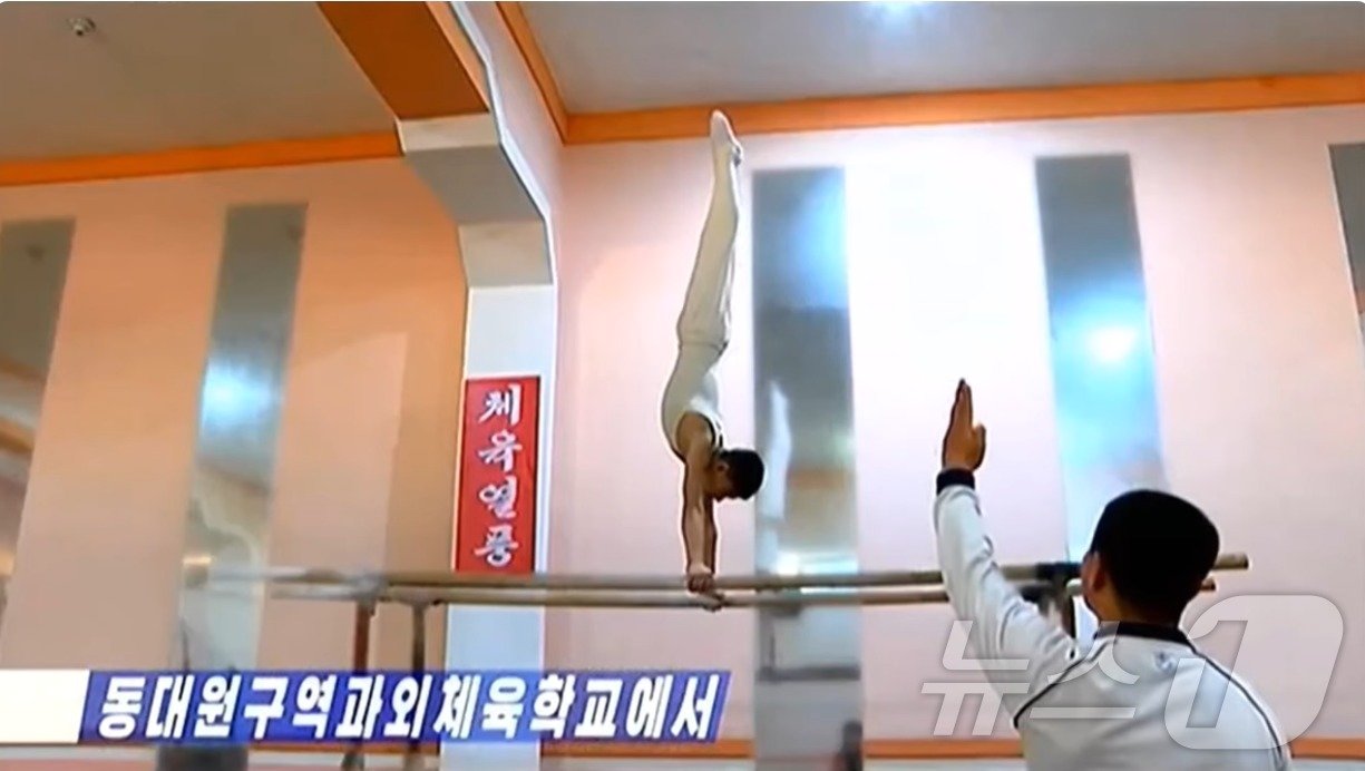 본문 이미지 - 체조 연습 중인 북한 선수.  (조선중앙TV 갈무리) 