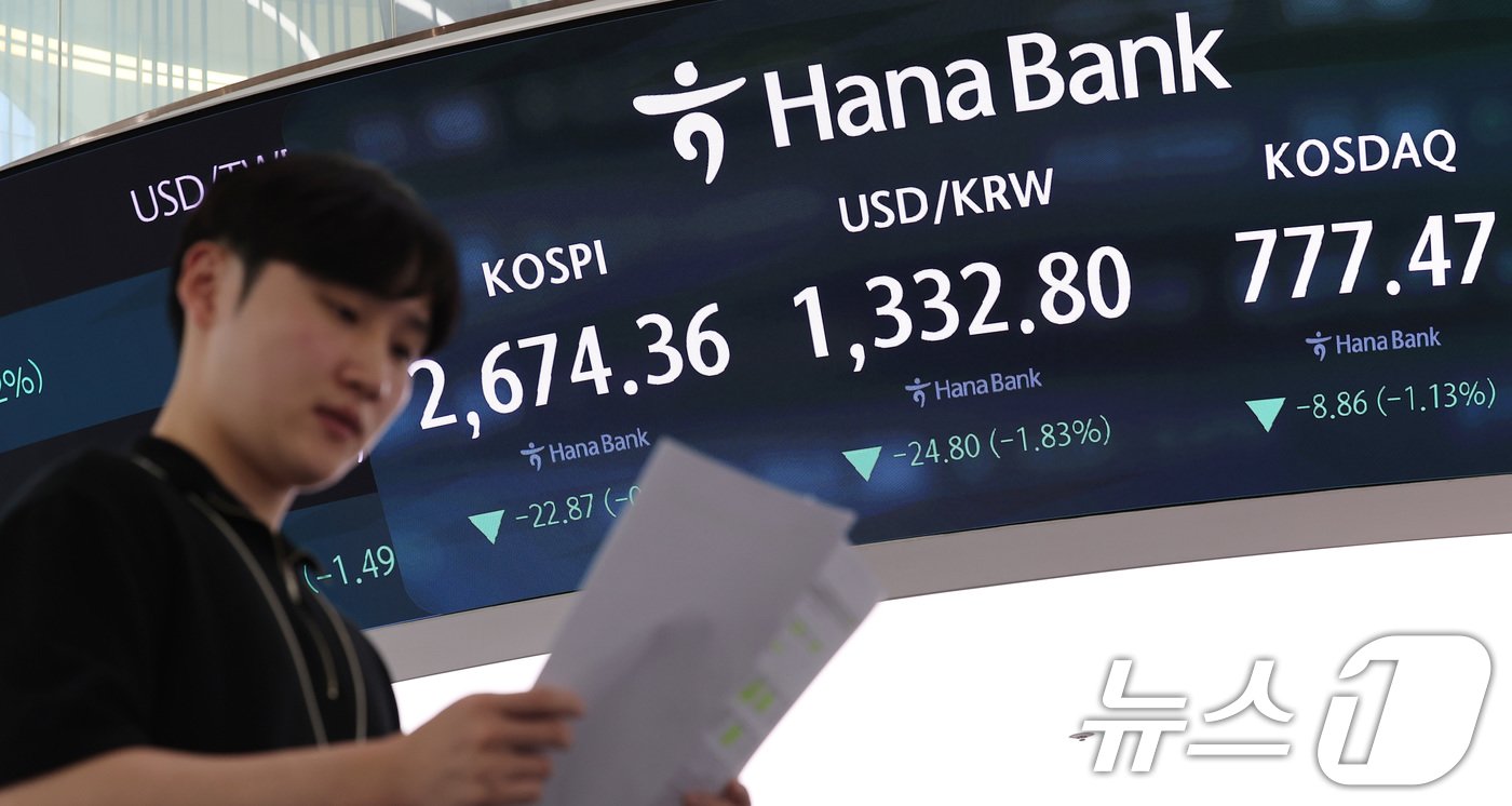 본문 이미지 - 서울 중구 하나은행 본점 딜링룸 전광판./뉴스1 ⓒ News1
