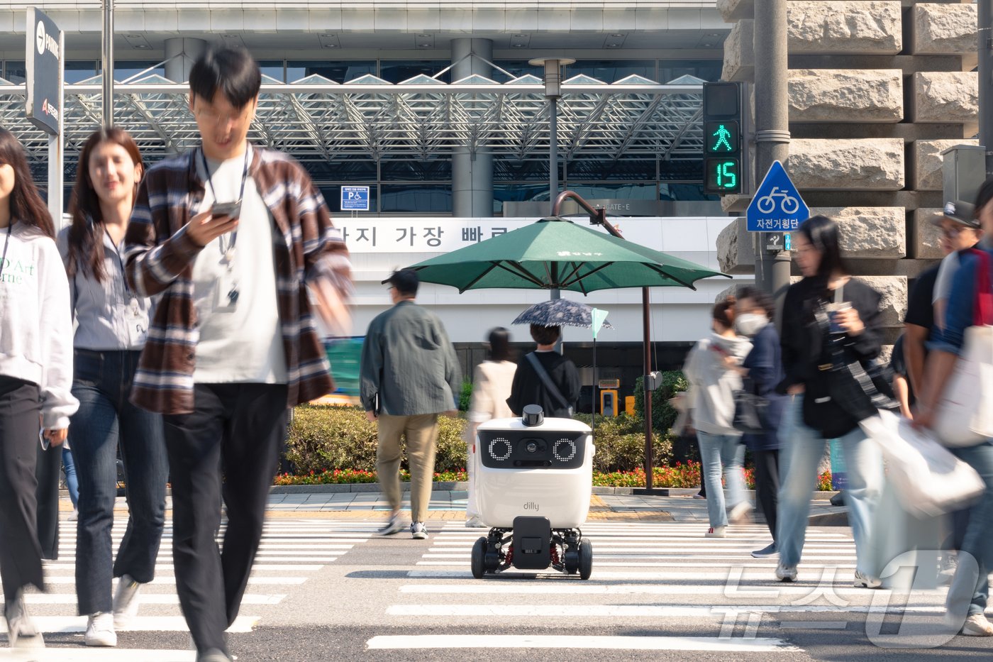 우아한형제들이 자체 개발한 배달로봇 &#39;딜리&#39;&#40;우아한형제들 제공&#41;