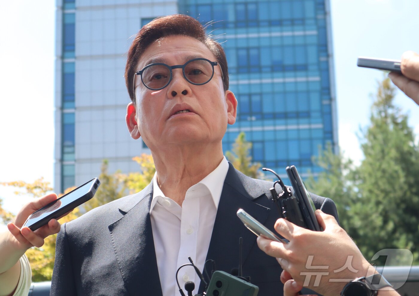 본문 이미지 - 뇌물수수 등 혐의로 경찰 수사를 받아온 정우택 전 국회의원이 19일 오후 구속 전 피의자 심문(영장실질심사)을 받기 위해 청주지방법원에 출석하고 있다. 정 의원의 '돈 봉투 수수' 의혹은 지난 2월 중순 한 언론에서 정 의원이 지역 카페업자 A 씨로부터 흰 봉투를 받아 주머니에 넣는 모습이 담긴 CCTV 영상이 공개되면서 불거졌다. 2024.8.19/뉴스1 ⓒ News1 박건영 기자