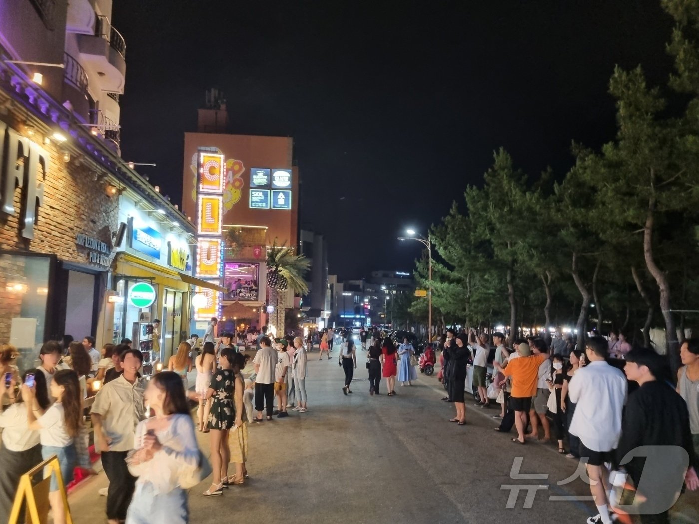 본문 이미지 - 지난해 성수기 '섶세권' 'MZ 성지'로 불린 양양군 인구해변의 여름밤 모습.(뉴스1 DB)