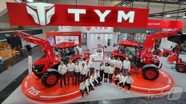 본문 이미지 - 2023 AGRITECHNICA에 참가한 TYM 임직원들이 기념사진 촬영을 하고 있다.(TYM 제공)