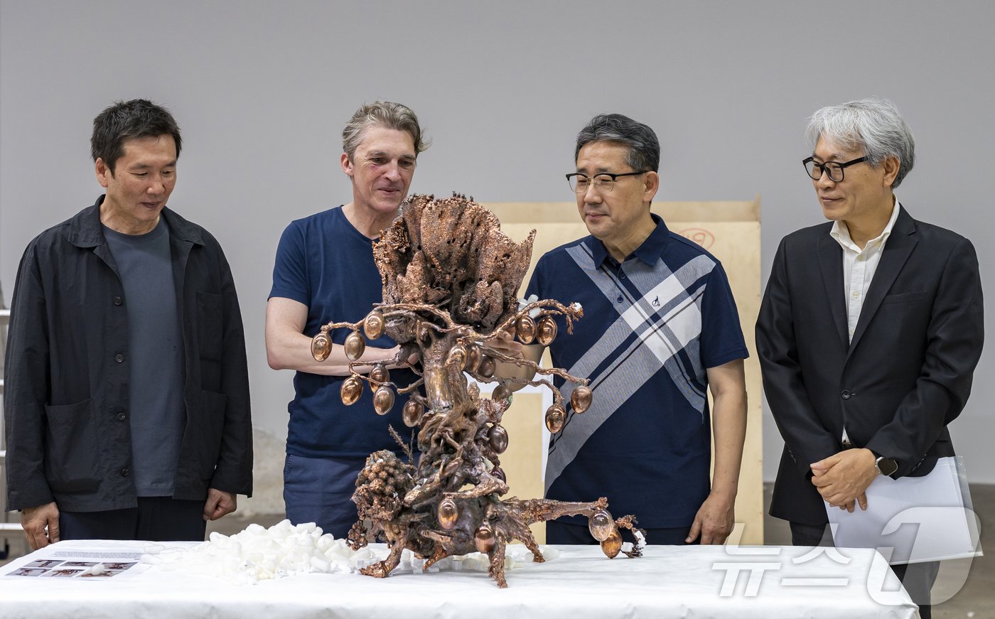 본문 이미지 - 19일 열린 제15회 광주비엔날레 해포식 기념촬영. 왼쪽부터 최두수 전시부장, 니콜라 부리오 예술감독, 박양우 대표이사, 임근종 경영지원실장(광주비엔날레 제공)/뉴스1 